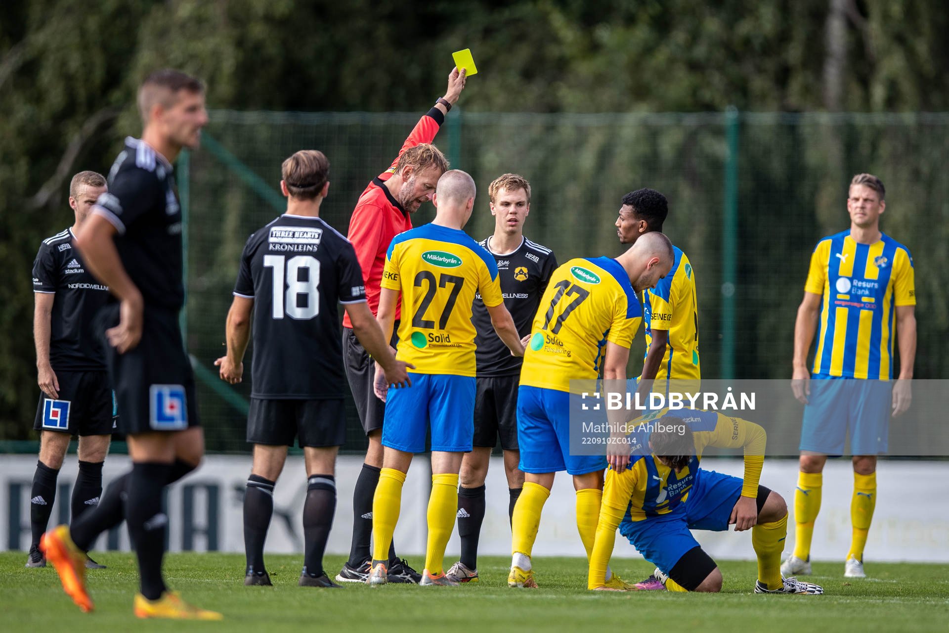 Domare Niklas Andersson varnar Astrios Jacob Borgstrand