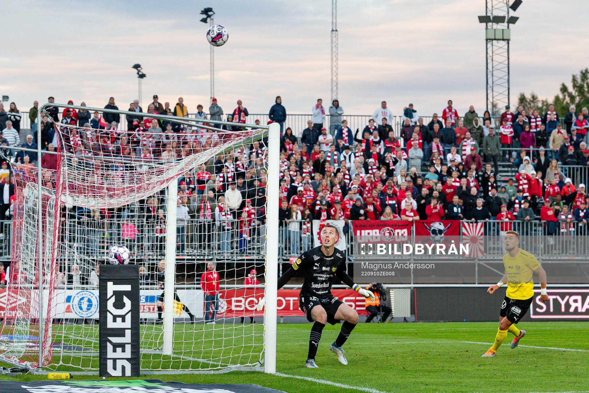 Mjällbys målvakt Samuel Brolin under fotbollsmatchen i Allsvenskan mellan Degerfors och Mjällby den 10 september 2022 i Degerfors. 