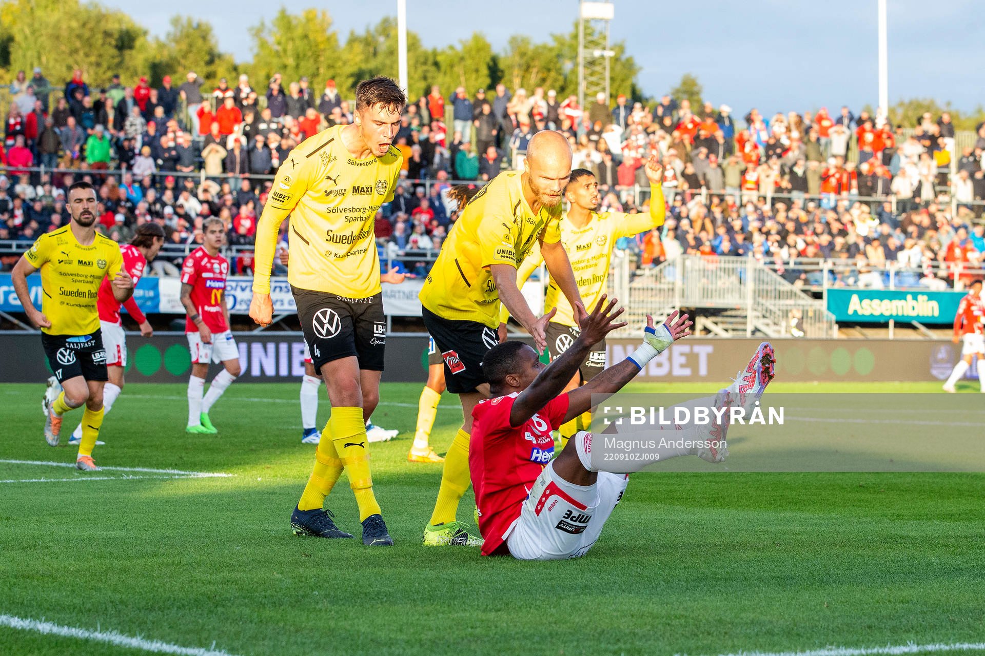 Mjällbys Noah Ellie och Viktor Gustafson med Degerfors