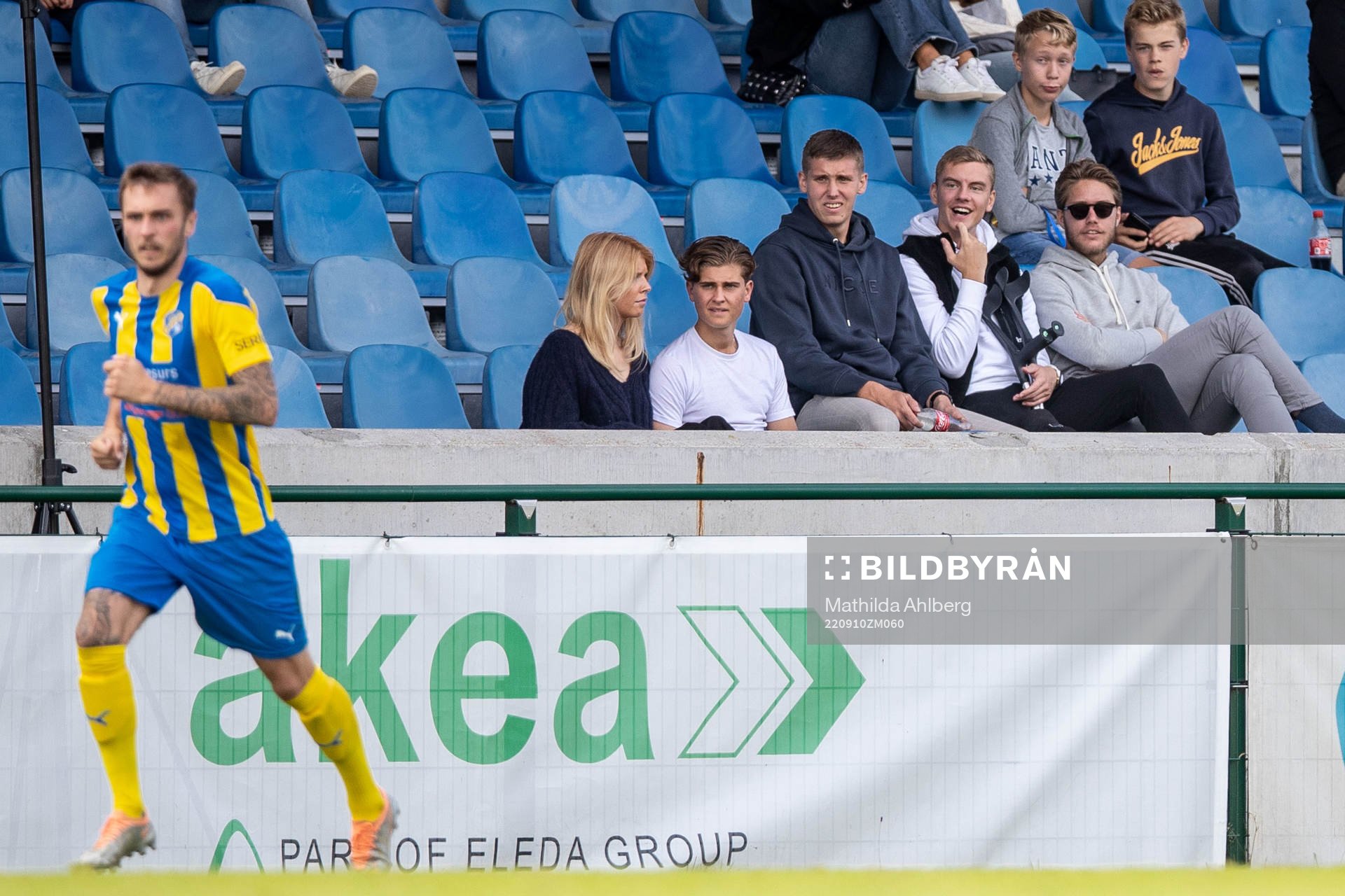 Helsingborgs Dennis Olsson och målvakt Kalle Joelsson på läktaren under fotbollsmatchen i Division 2 Västra Götaland mellan Eskilsminne och Astrio den 10 september 2022 i Helsingborg.