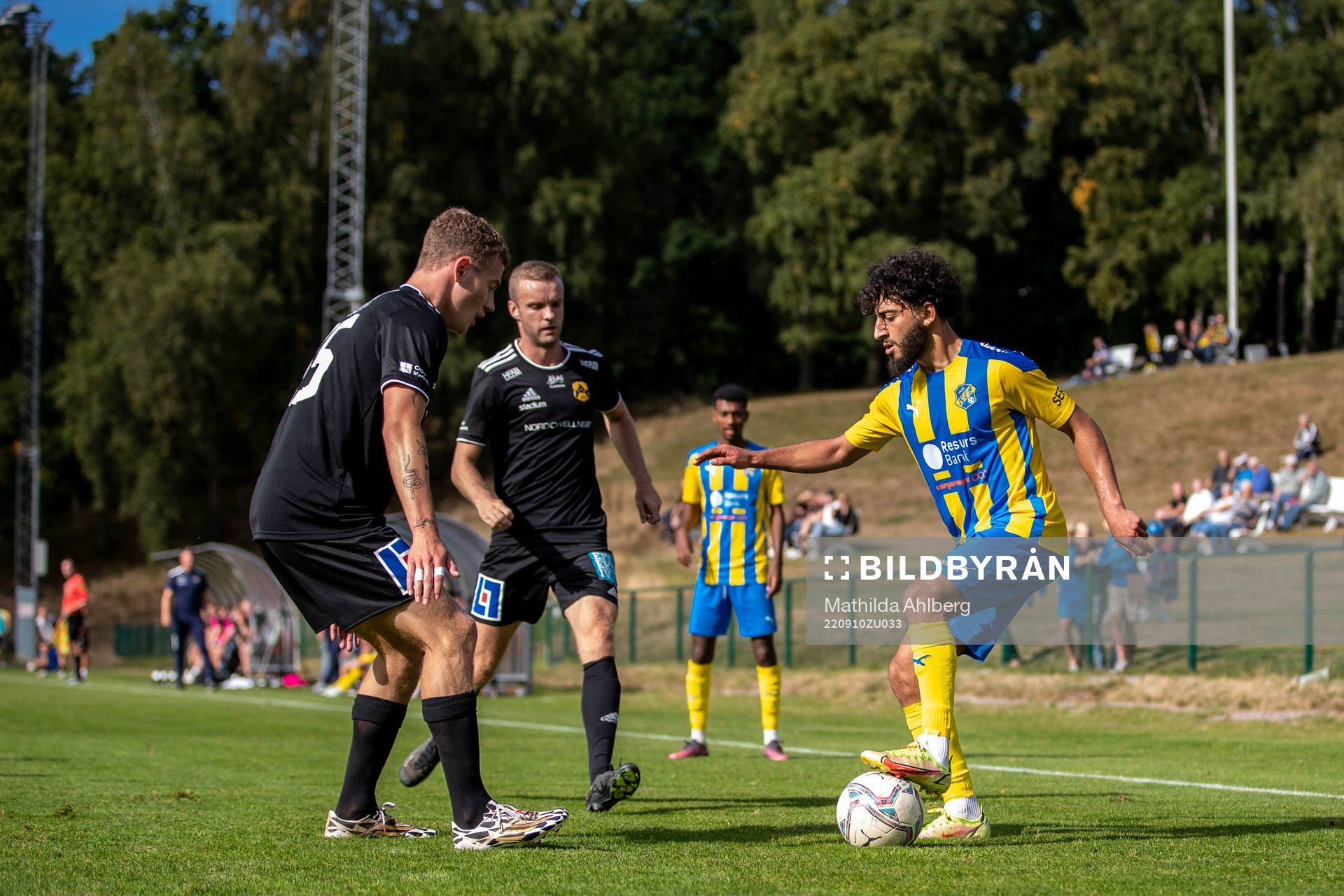 Astrios Charlie Dagård och Eskilsminnes Ahmad El Khalayli under fotbollsmatchen i Division 2 Västra Götaland mellan Eskilsminne och Astrio den 10 september 2022 i Helsingborg.