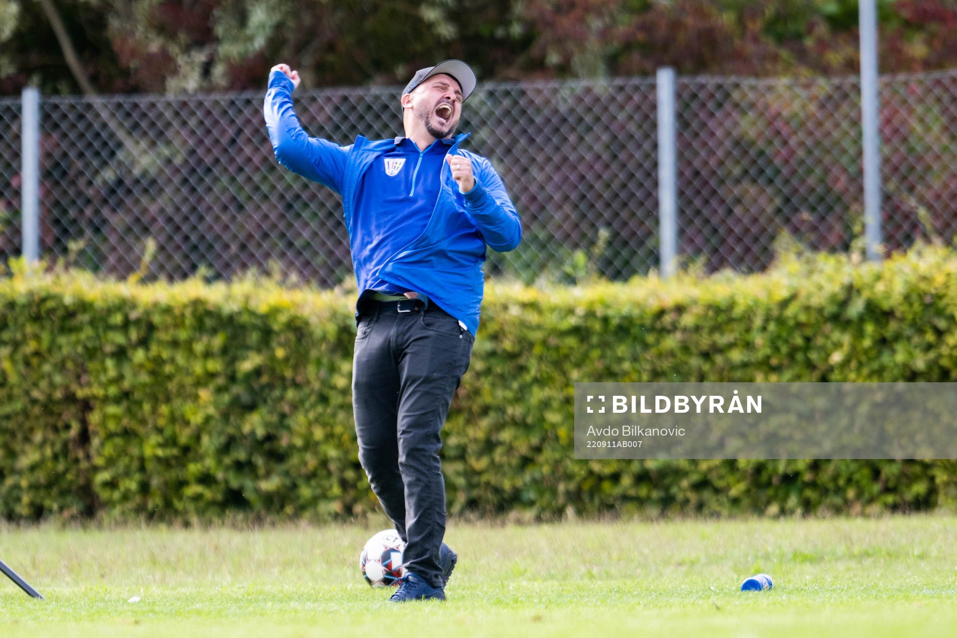 Balkans sportchef och tränare Nebojsa Boban jublar