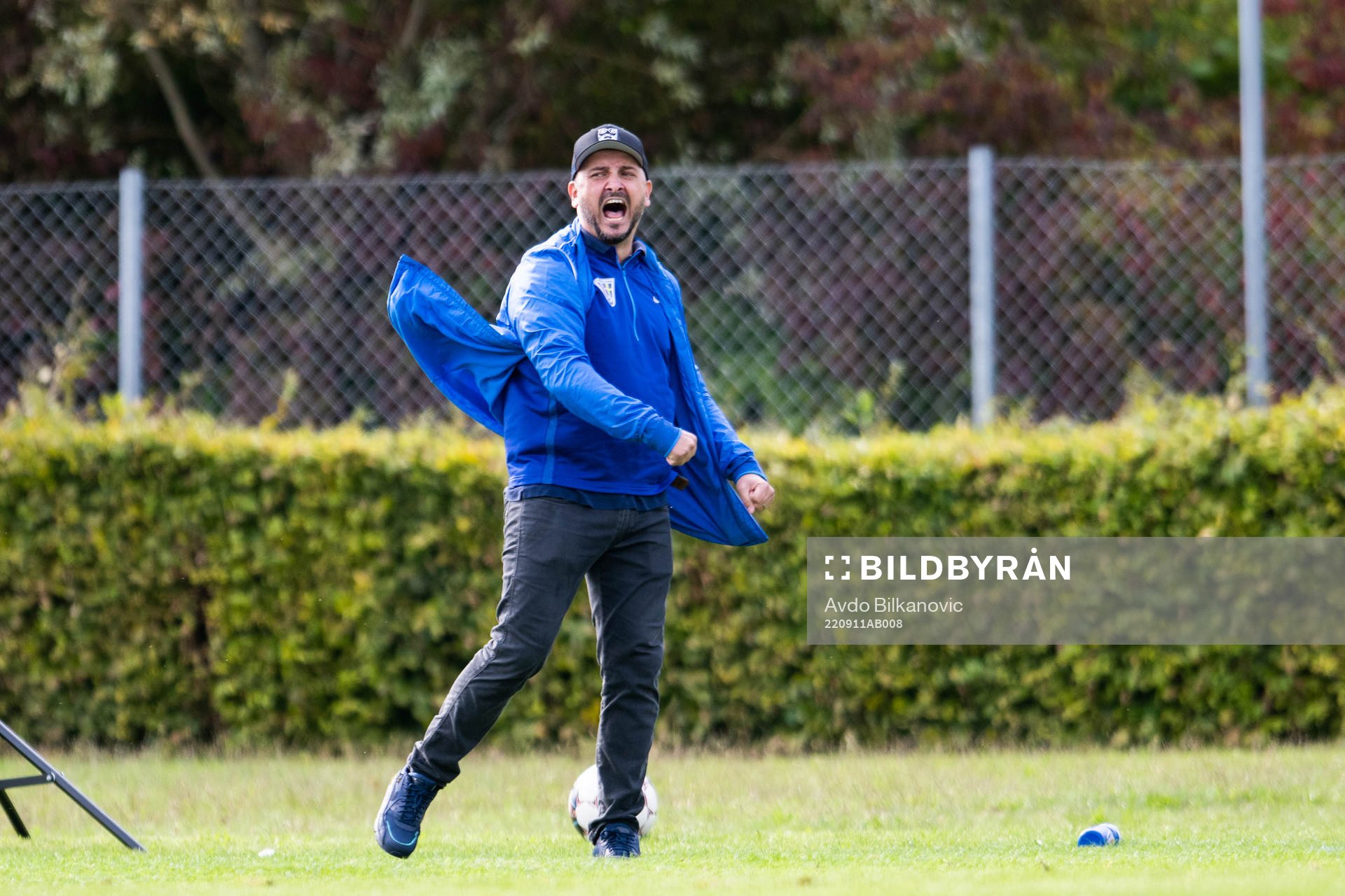 Balkans sportchef och tränare Nebojsa Boban jublar