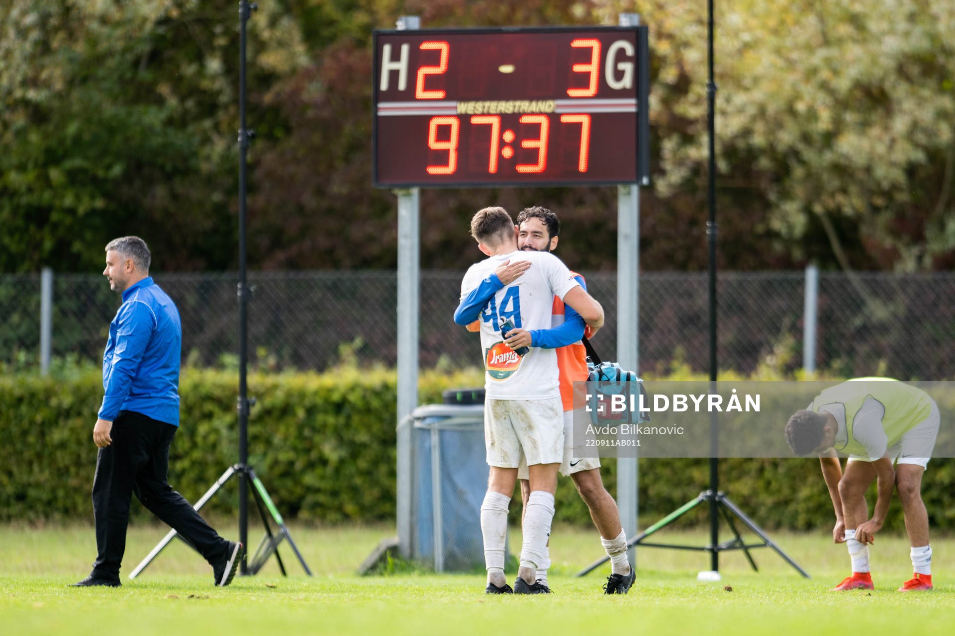 Balkans Fabian Petersson jublar efter slutsignalen under fotbollsmatchen i div.2 mellan Ariana och Balkan den 11 september 2022 i Malmö.