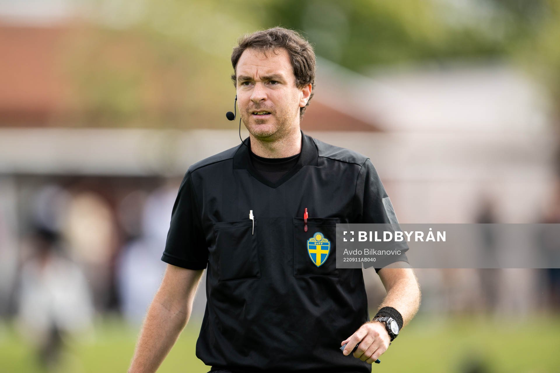 Domare Bobby Sjögren-Engels under fotbollsmatchen i div.2 mellan Ariana och Balkan den 11 september 2022 i Malmö. 