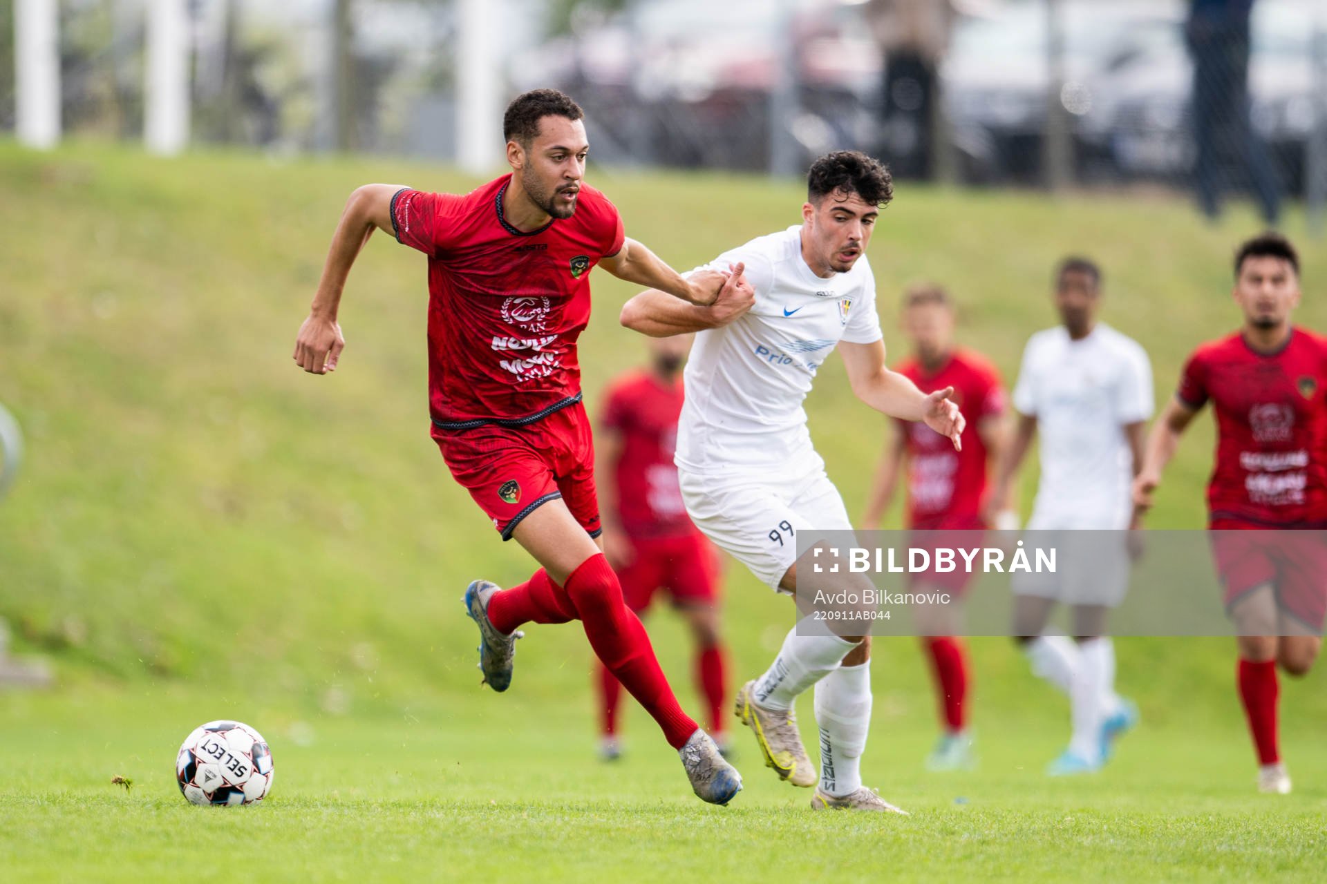 Arianas Patchicco Diallo och Balkans Florent Sopi under fotbollsmatchen i div.2 mellan Ariana och Balkan den 11 september 2022 i Malmö.