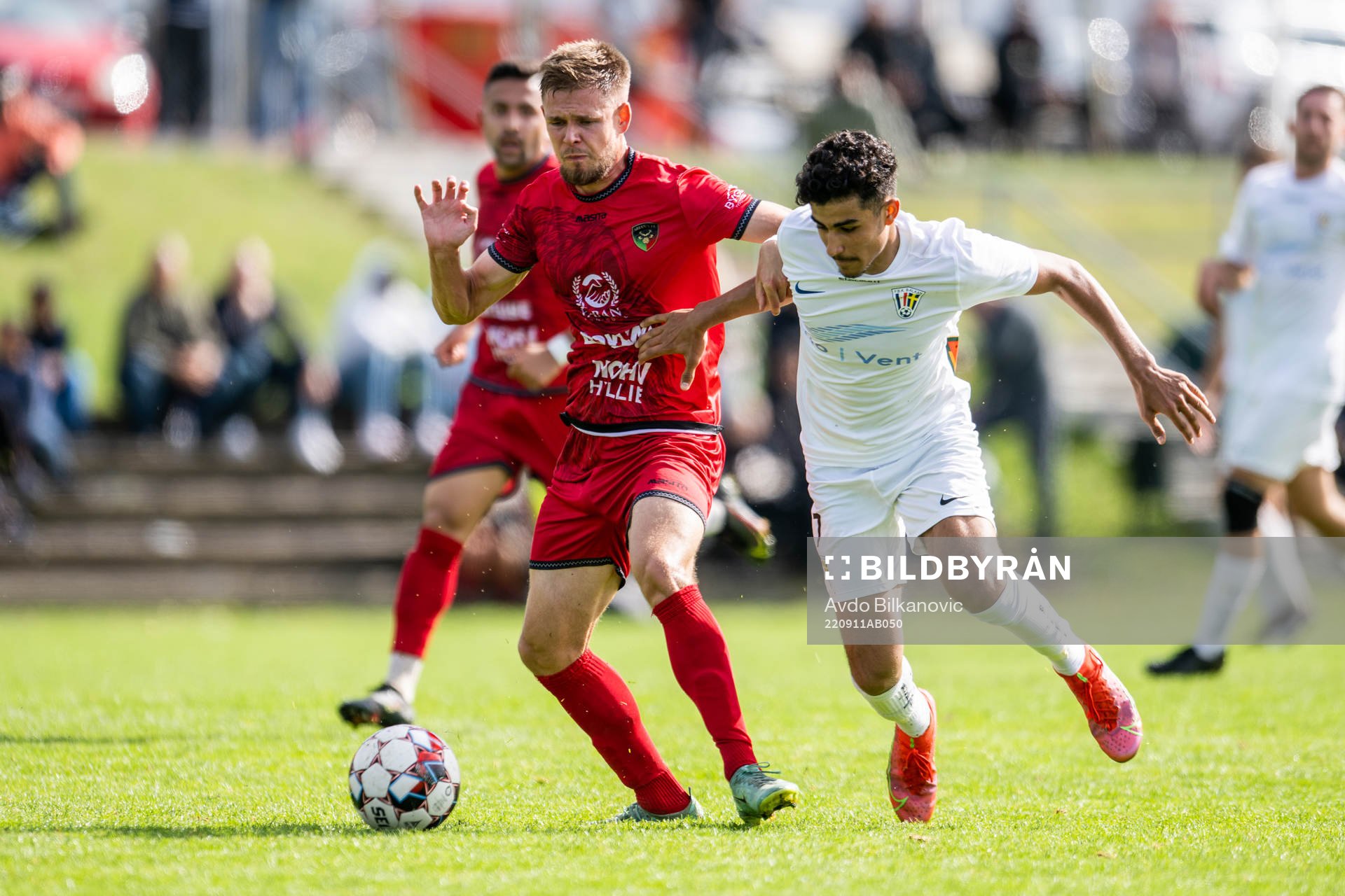 Arianas Nikodem Roman Kowalski och Balkans Ahmad Saad Handal under fotbollsmatchen i div.2 mellan Ariana och Balkan den 11 september 2022 i Malmö.