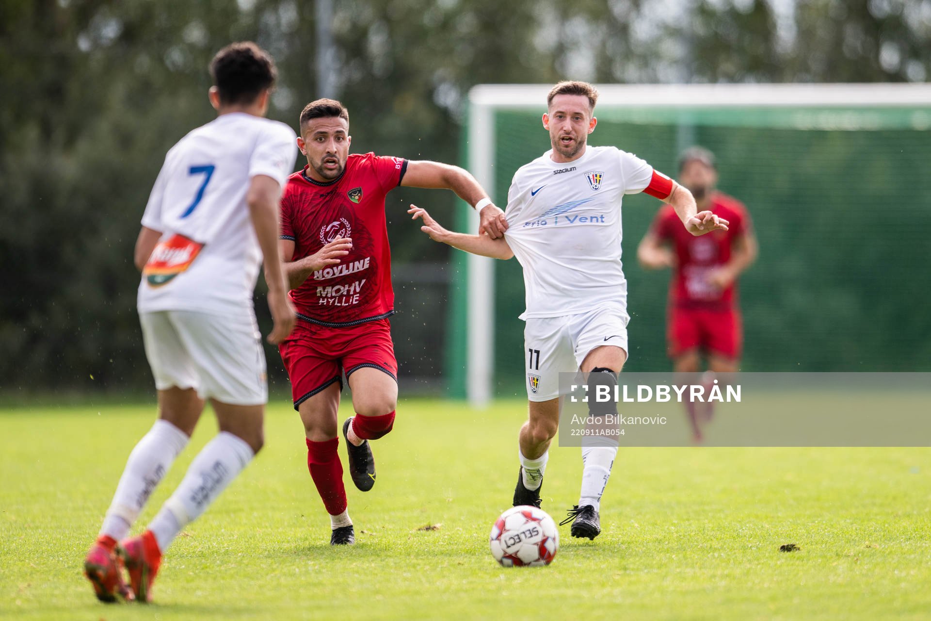 Balkans Valon Gashi jagas av Arianas Saber Azizi under fotbollsmatchen i div.2 mellan Ariana och Balkan den 11 september 2022 i Malmö.