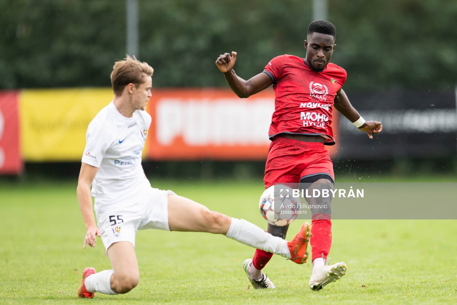 Arianas Francis Mensah och Balkans Carl Puumalainen under fotbollsmatchen i div.2 mellan Ariana och Balkan den 11 september 2022 i Malmö.