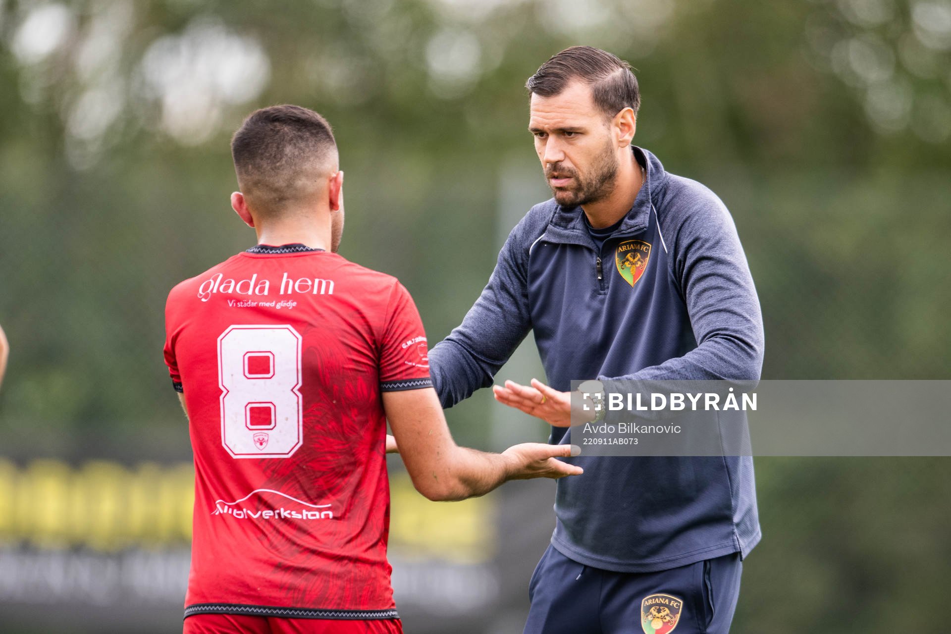 Arianas tränare Tommy Ringblom och Saber Azizi under fotbollsmatchen i div.2 mellan Ariana och Balkan den 11 september 2022 i Malmö.