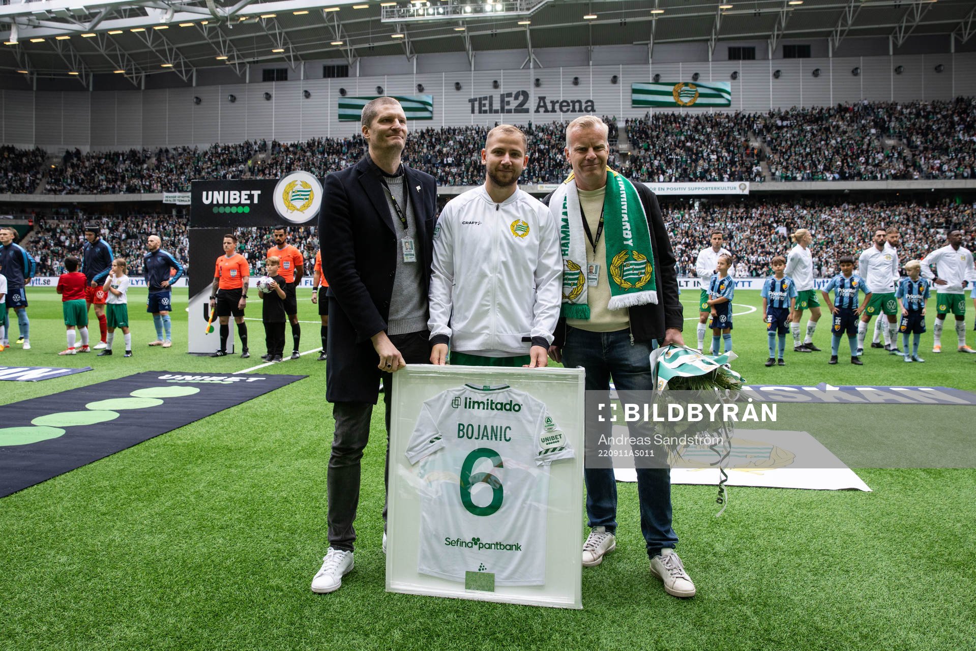 Hammarbys Darijan Bojanic tar emot en tröja