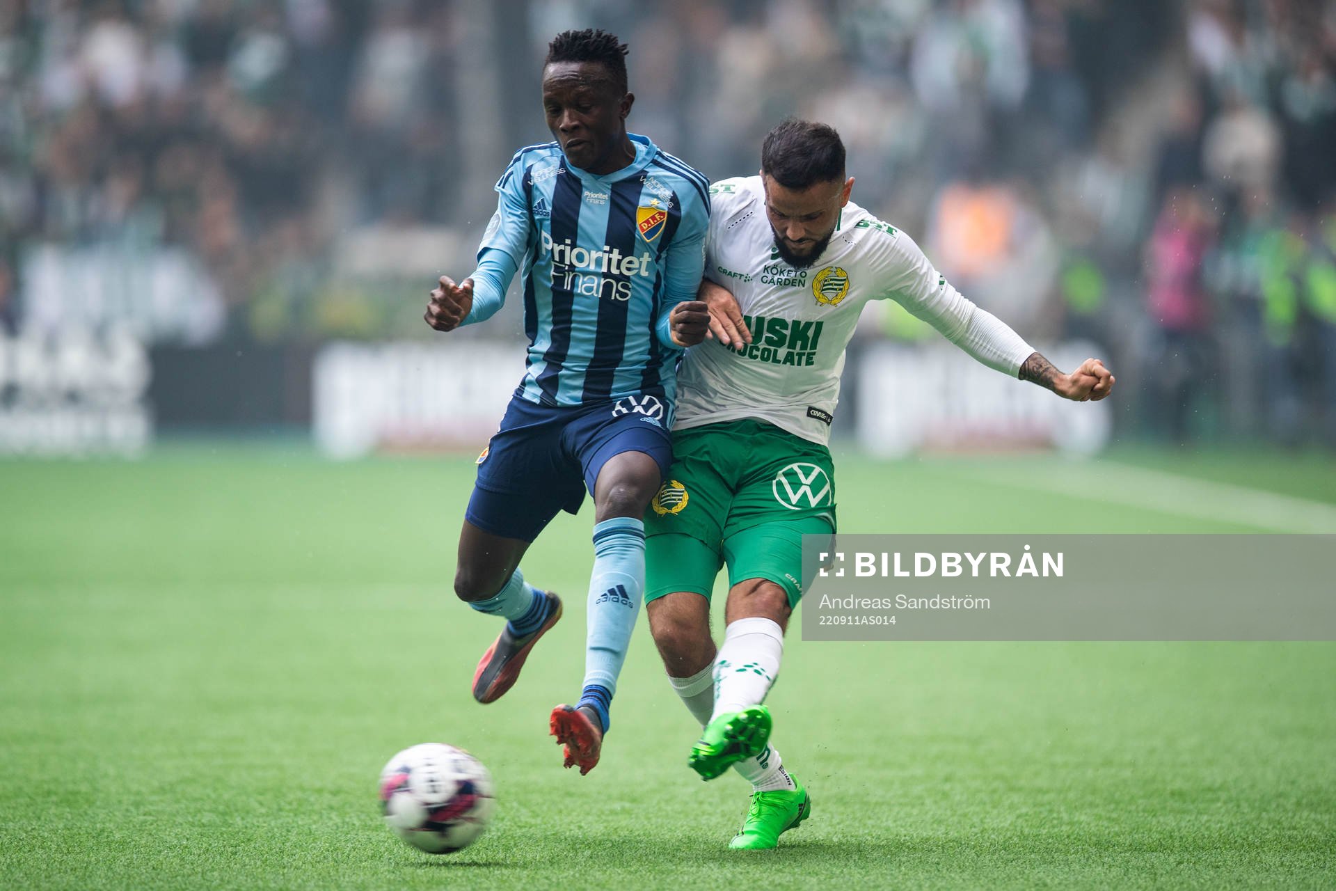 Djurgårdens Amadou Doumbouya och Hammarbys Mohanad Jeahze