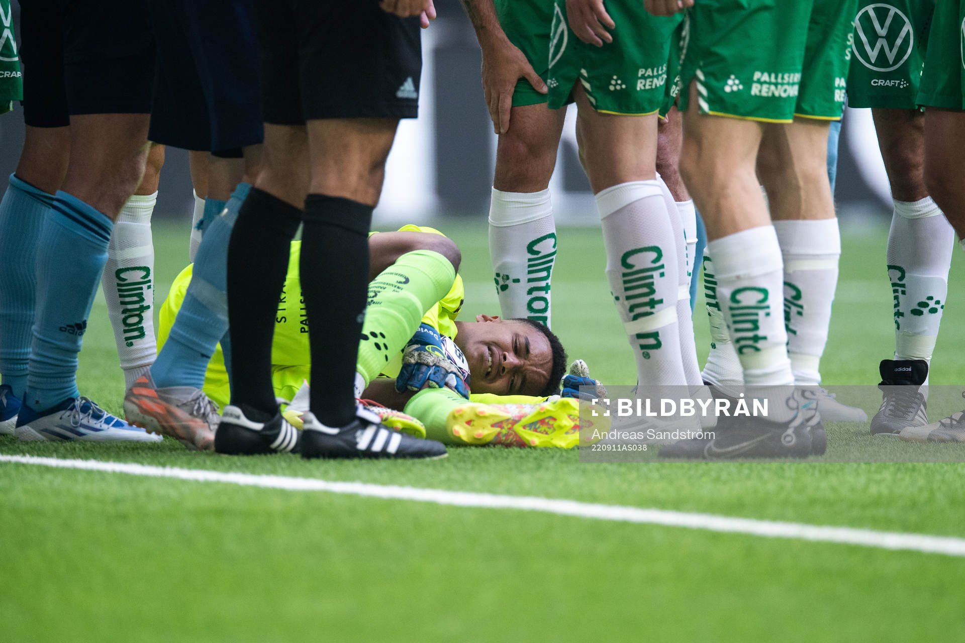 Hammarbys målvakt Oliver Dovin har ont
