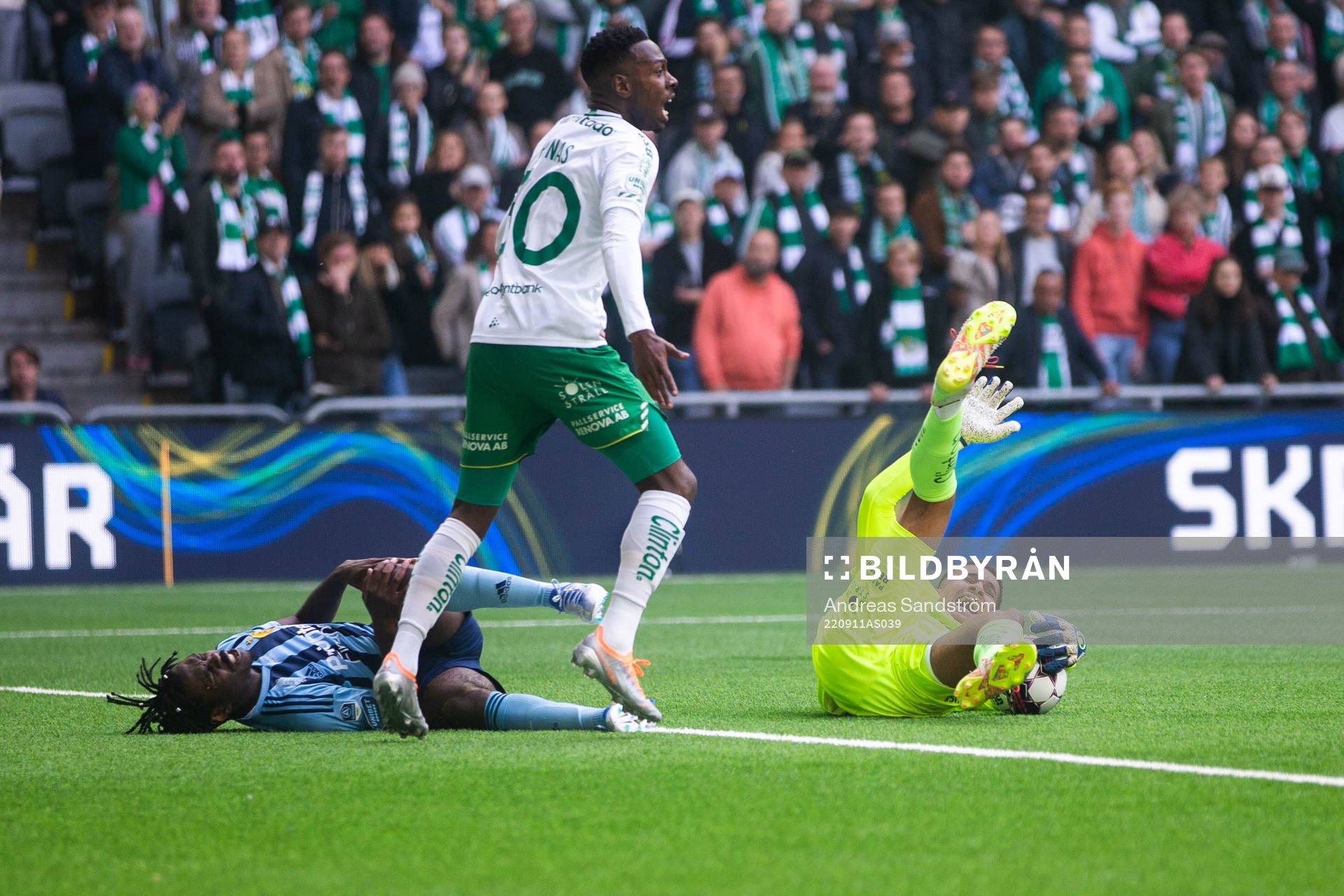 Djurgårdens Joel Asoro och Hammarbys målvakt Oliver Dovin