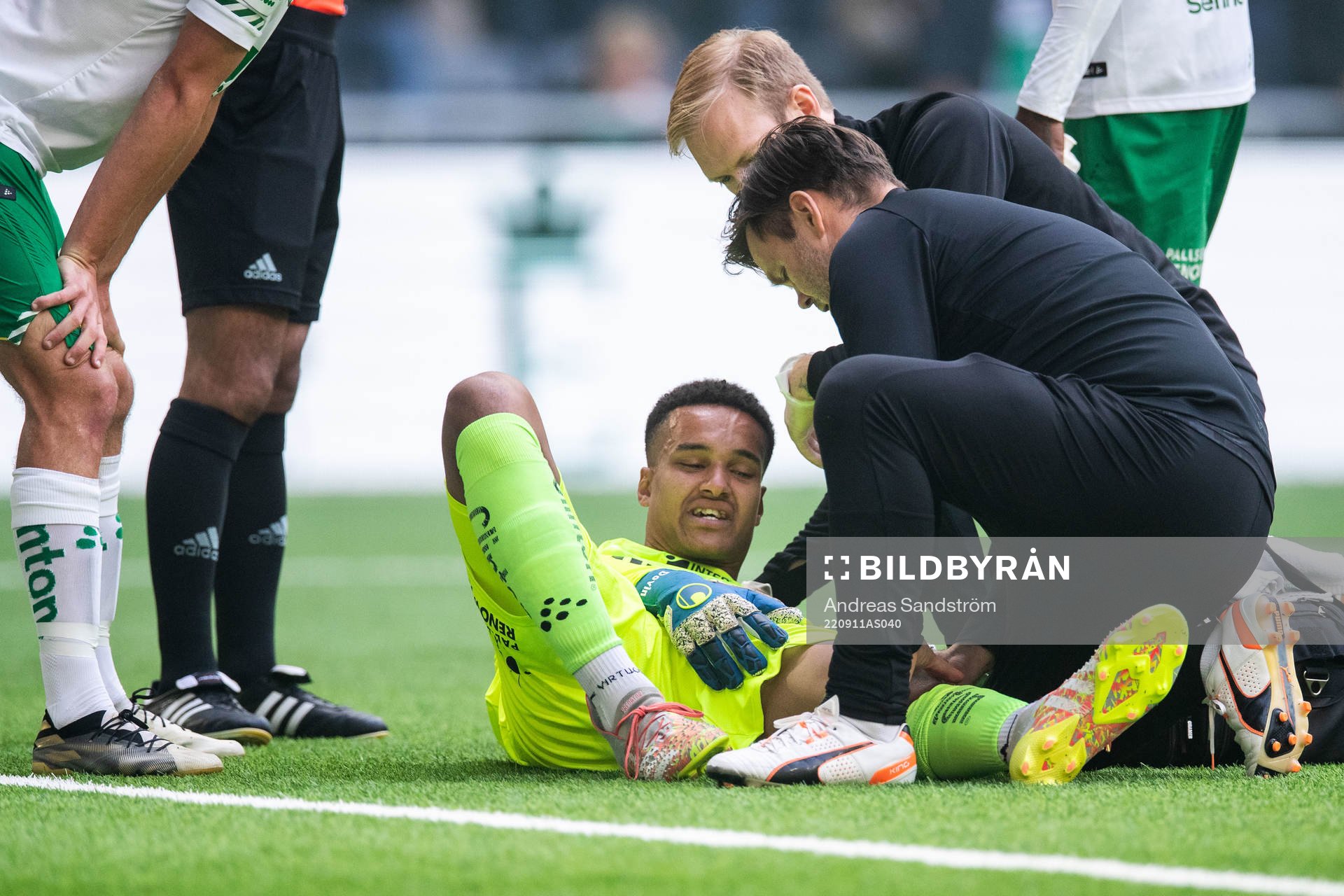 Hammarbys målvakt Oliver Dovin får vård