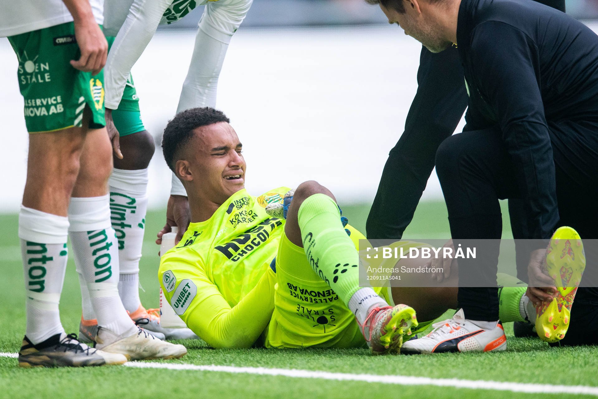 Hammarbys målvakt Oliver Dovin har ont och får vård