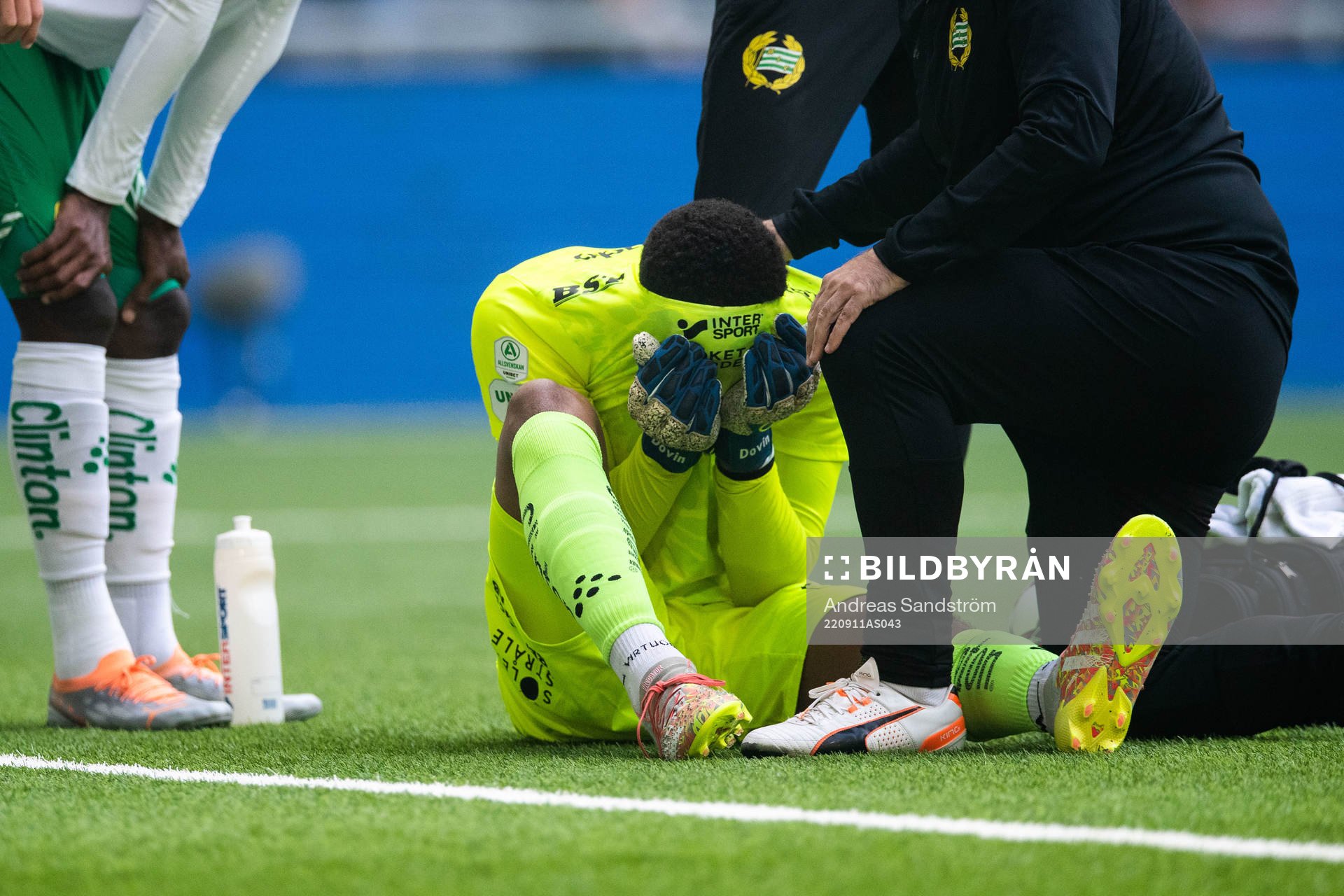 Hammarbys målvakt Oliver Dovin har ont och deppar