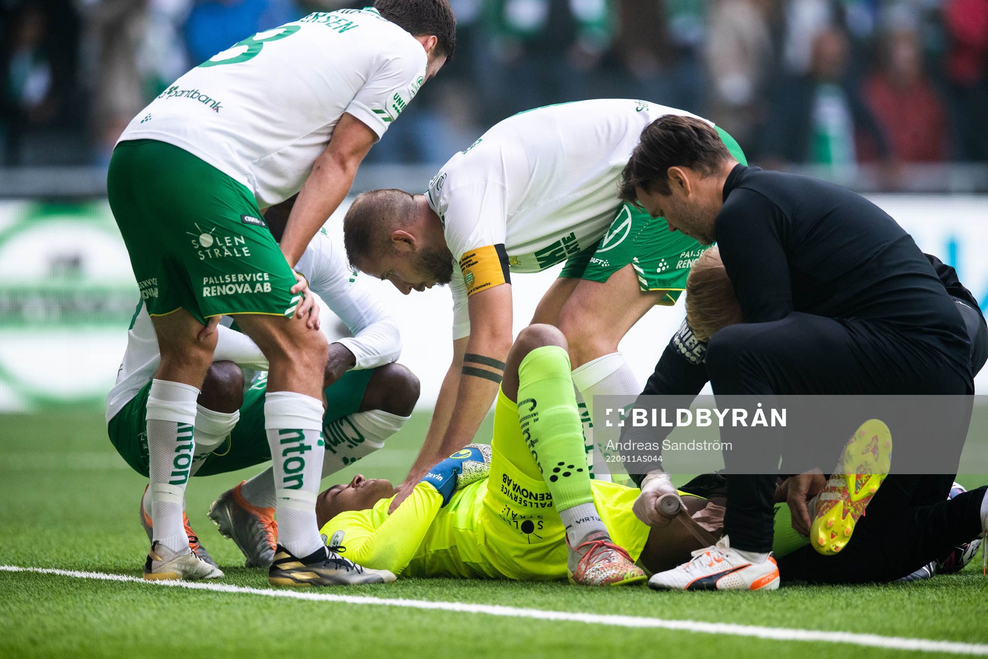 Hammarbys målvakt Oliver Dovin får vård