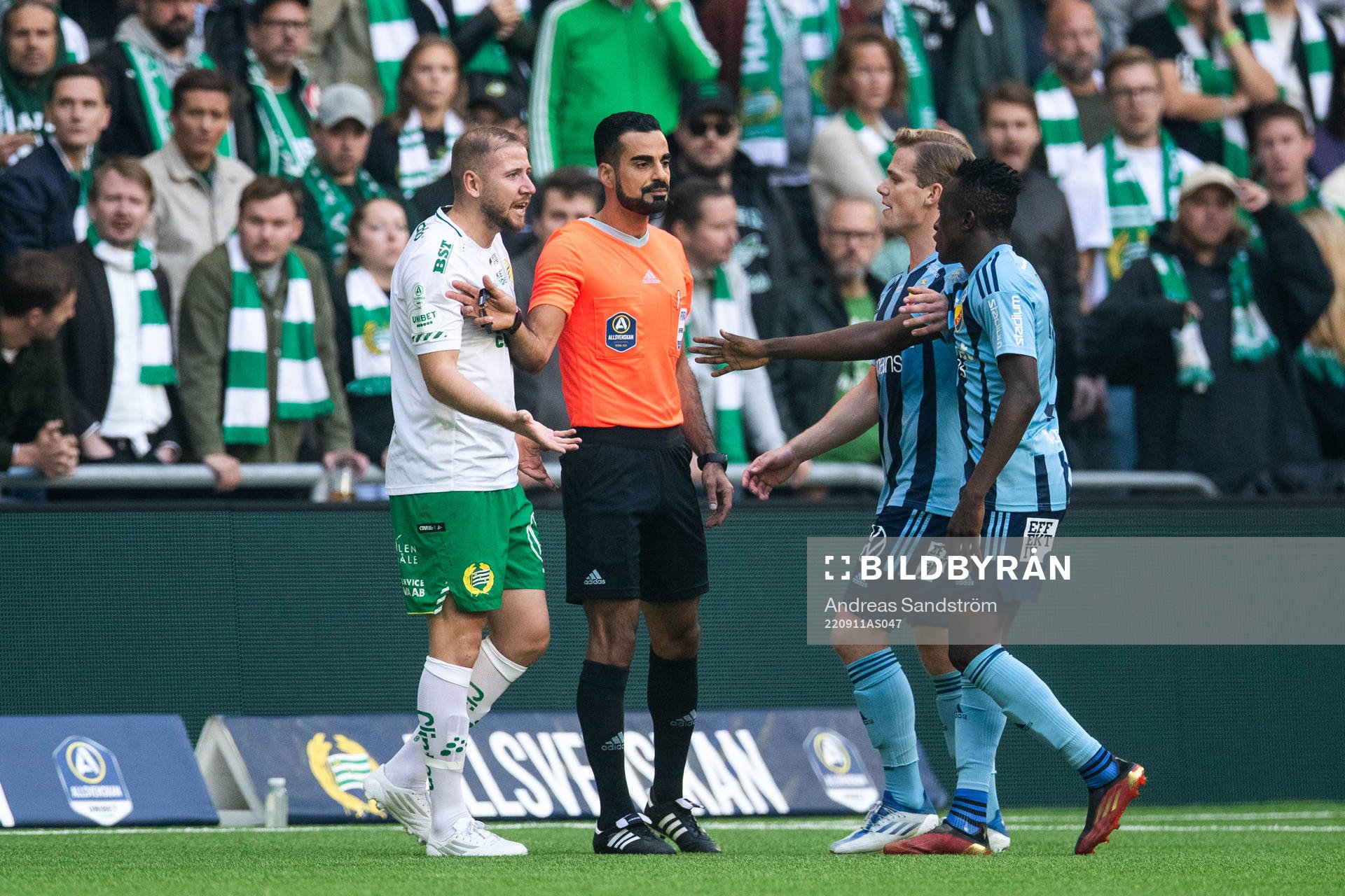 Hammarbys Darijan Bojanic reagerar på domslut av Domare