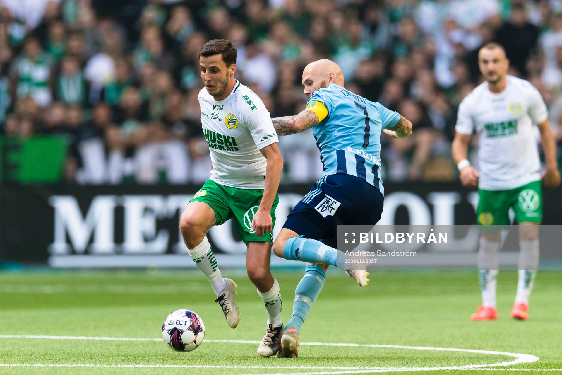 Djurgårdens Magnus Eriksson i kamp om bollen med Hammarbys