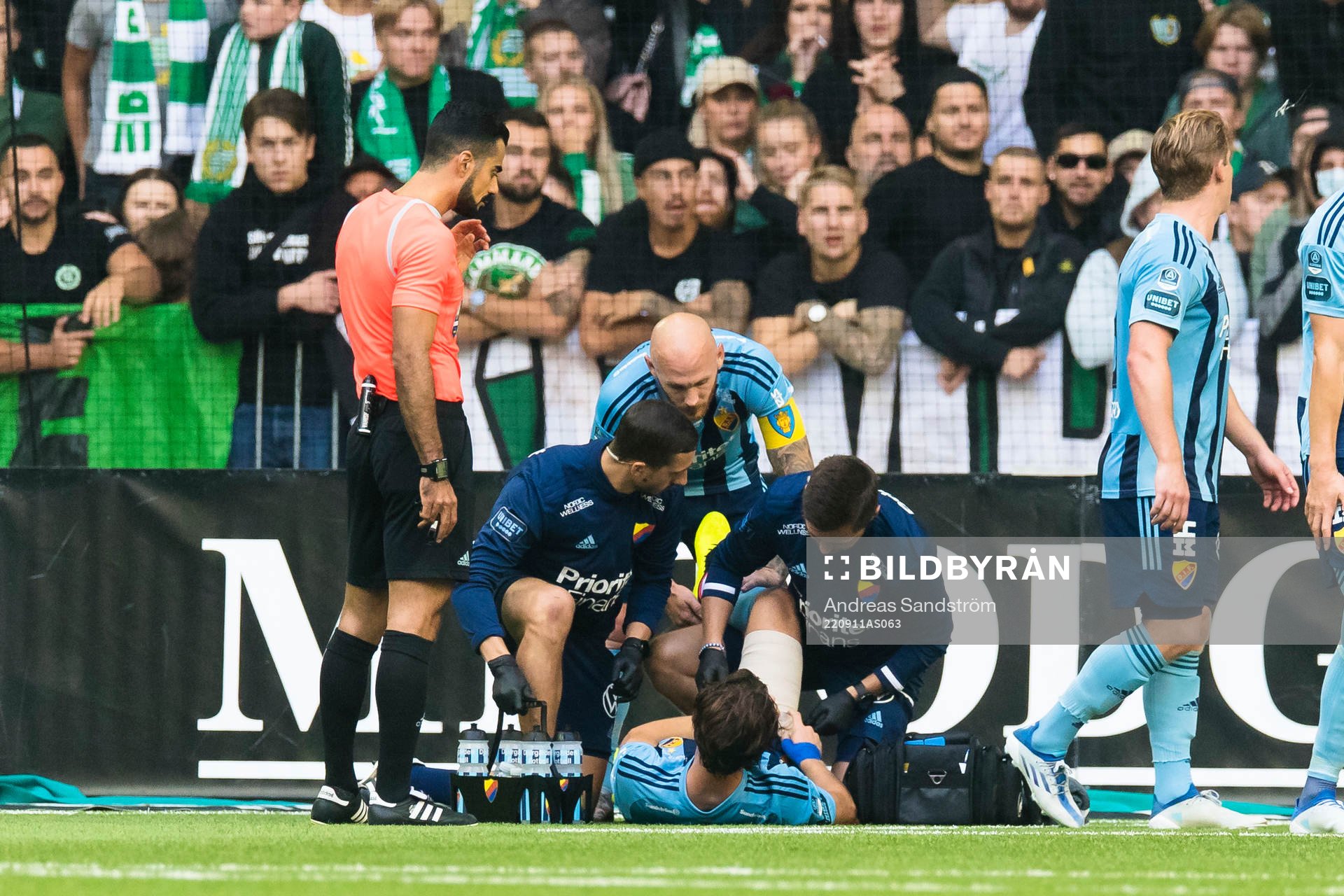 Djurgårdens Hjalmar Ekdal tas om hand av sjukvårdare