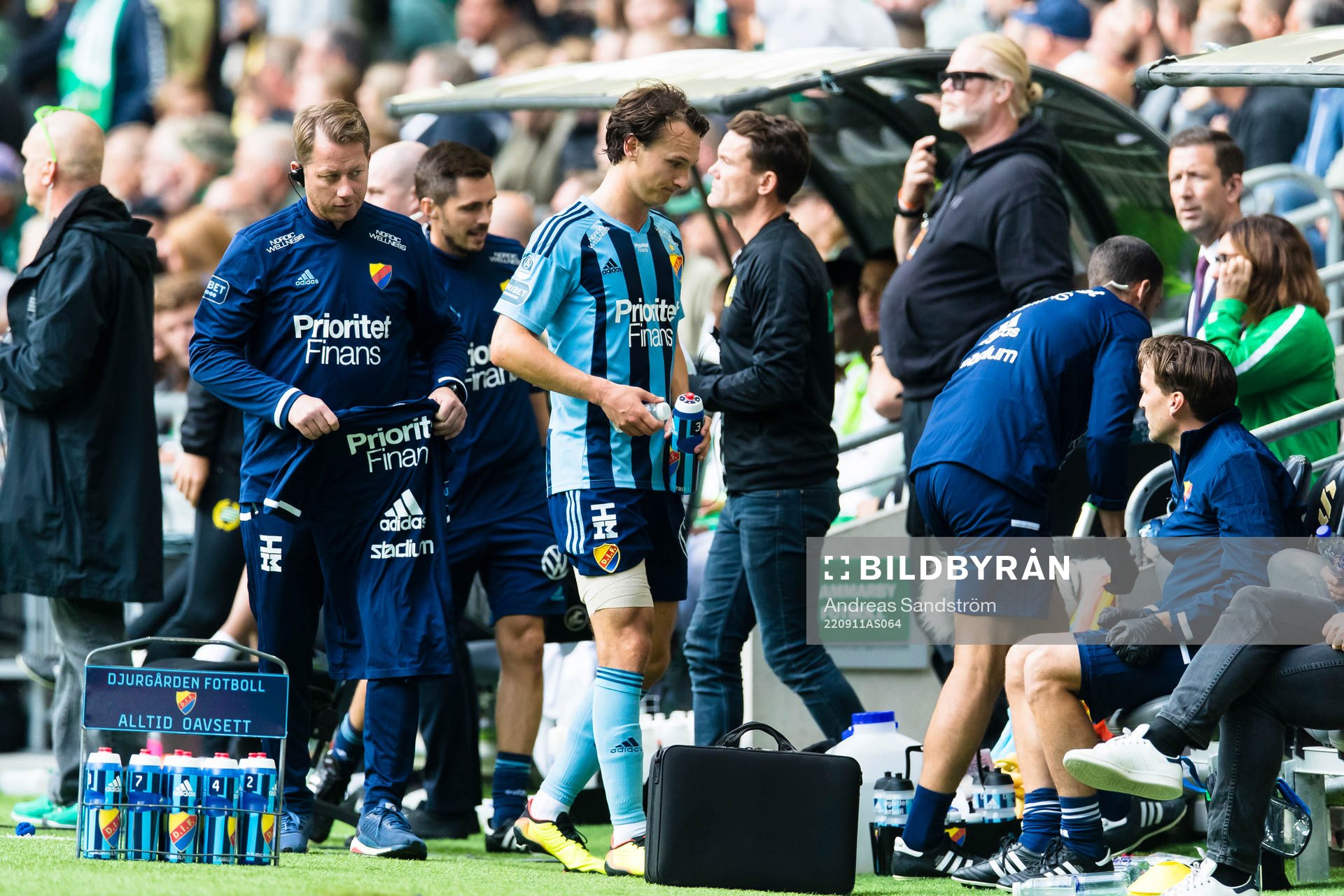 Djurgårdens Hjalmar Ekdal kliver av planen med lindat lår
