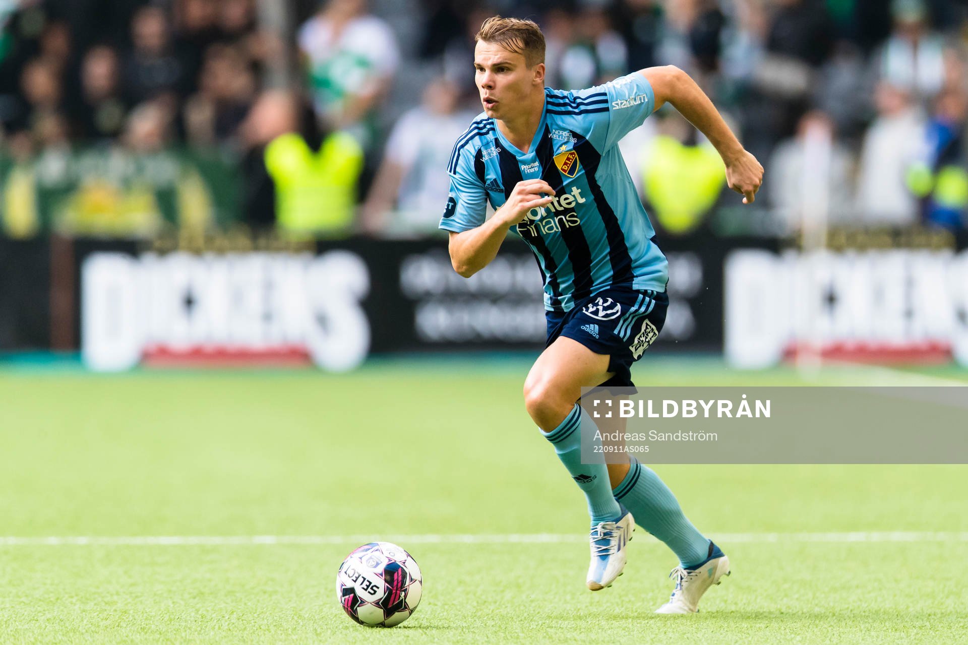 Djurgårdens Elias Andersson under fotbollsmatchen i Allsvenskan mellan Hammarby och Djurgården den 11 september 2022 i Stockholm. 