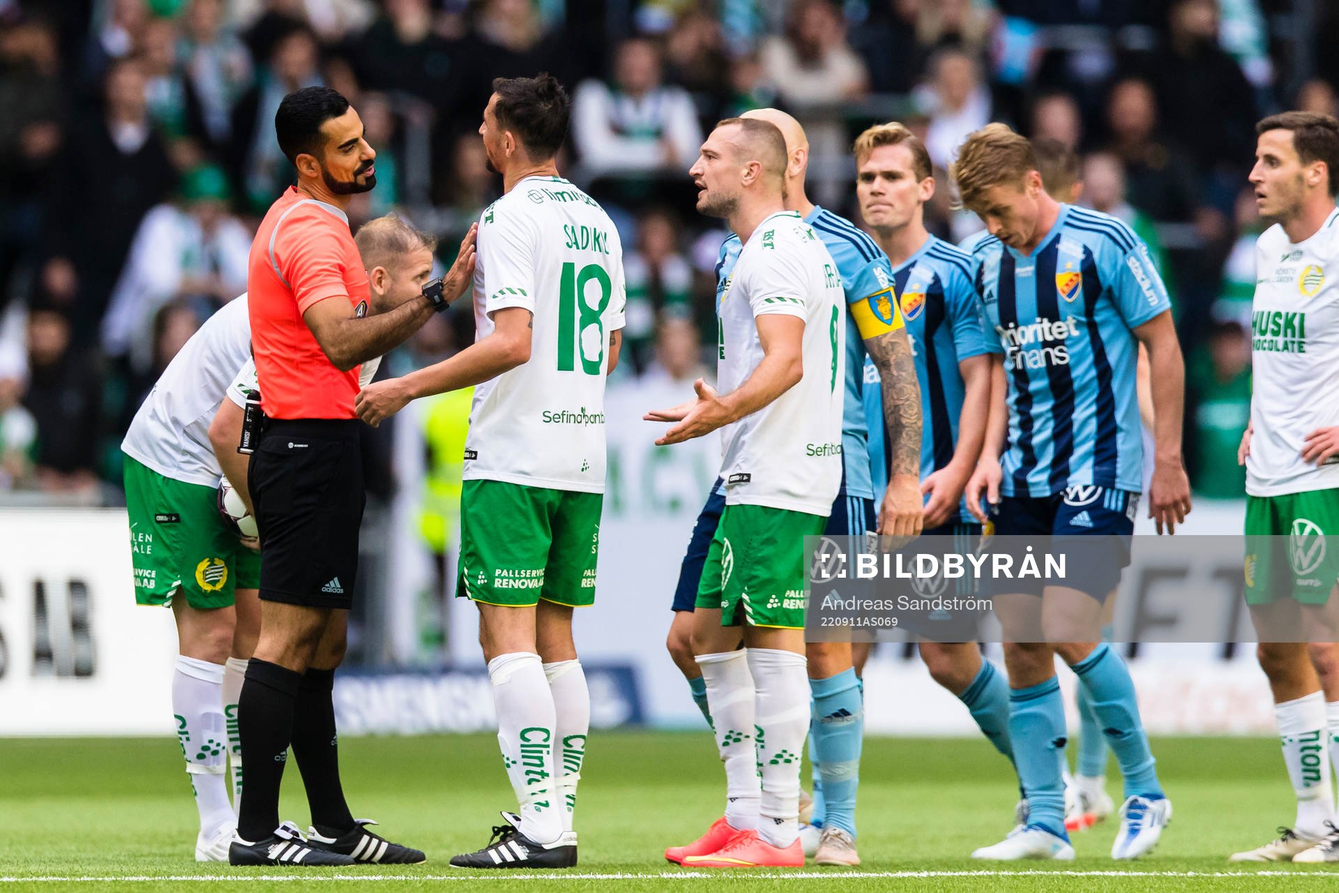 Hammarbys Loret Sadiku diskuterar med domare Mohammed