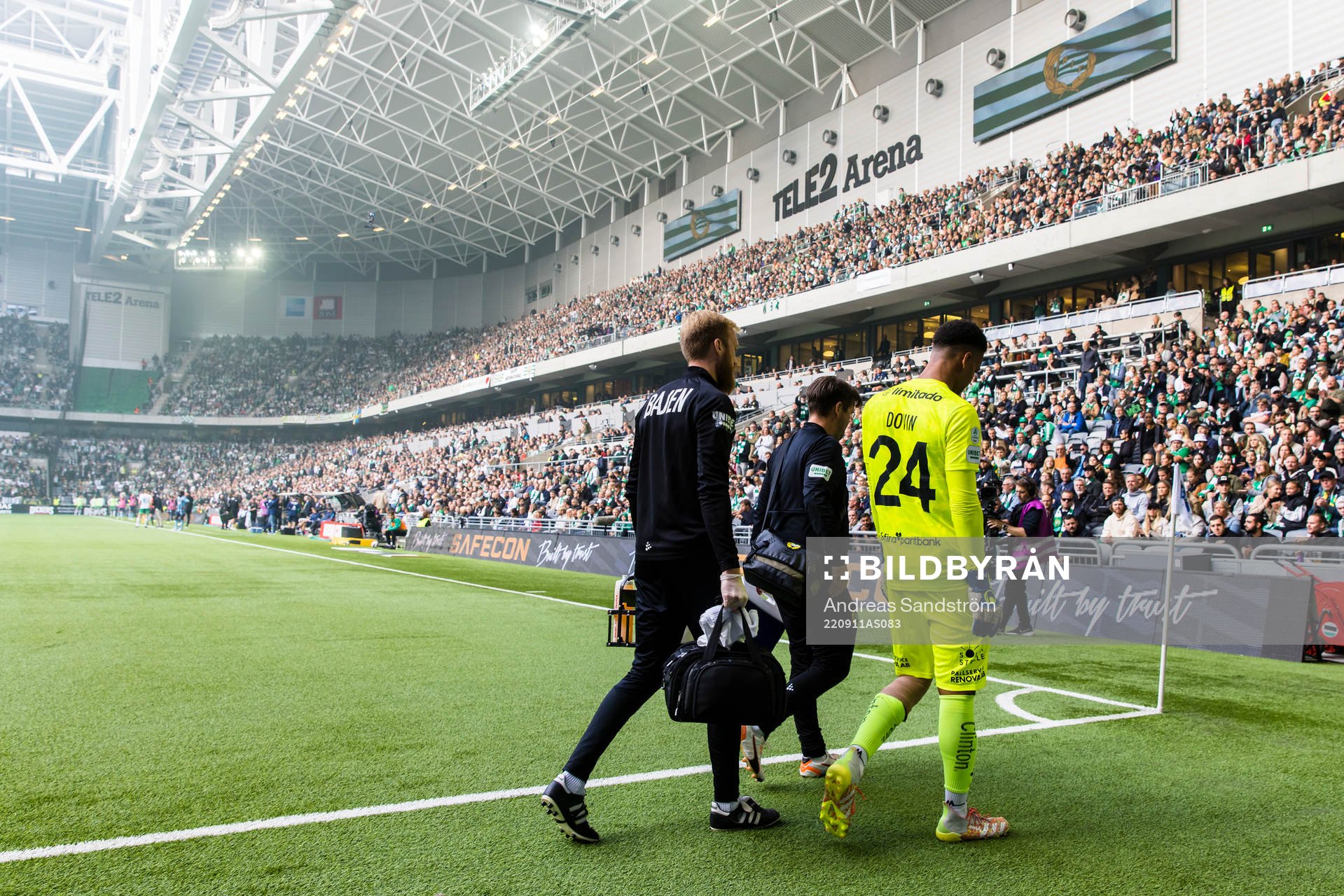 Hammarbys målvakt Oliver Dovin går av planen med en skada