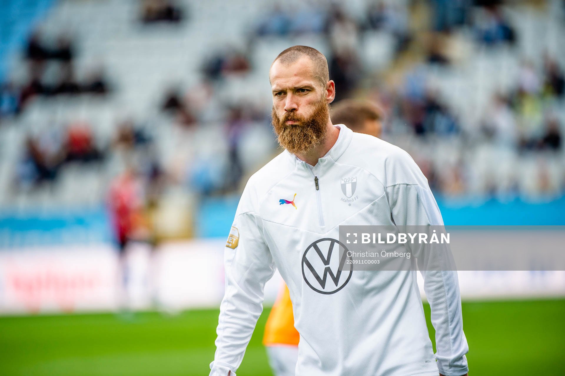 Malmö FFs Jo Inge Berget värmer upp innan fotbollsmatchen