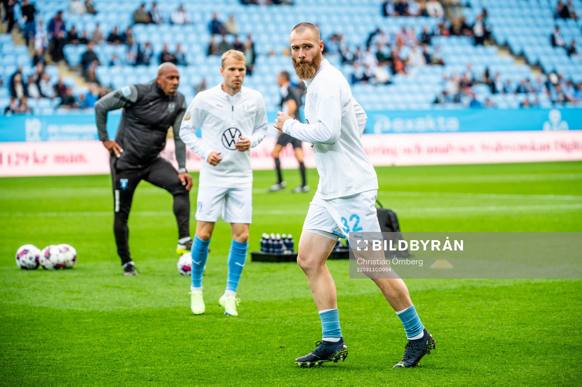 Malmö FFs Jo Inge Berget värmer upp innan fotbollsmatchen