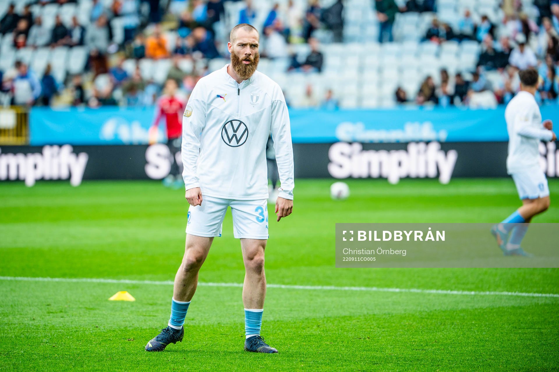 Malmö FFs Jo Inge Berget värmer upp innan fotbollsmatchen