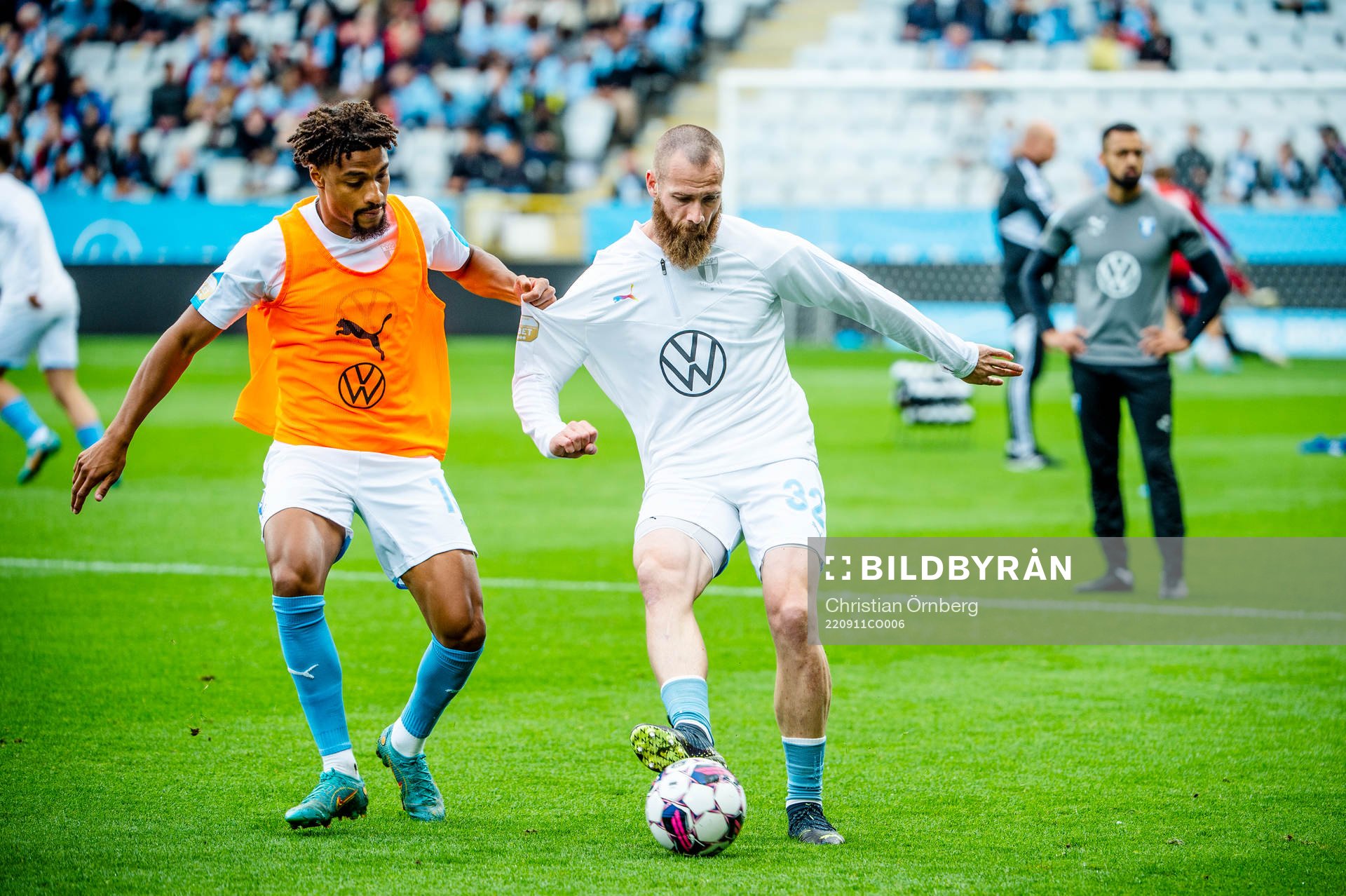 Malmö FFs Joseph Ceesay och Jo Inge Berget värmer upp innan fotbollsmatchen i Allsvenskan mellan Malmö FF och IFK Norrköping den 11 september 2022 i Malmö.