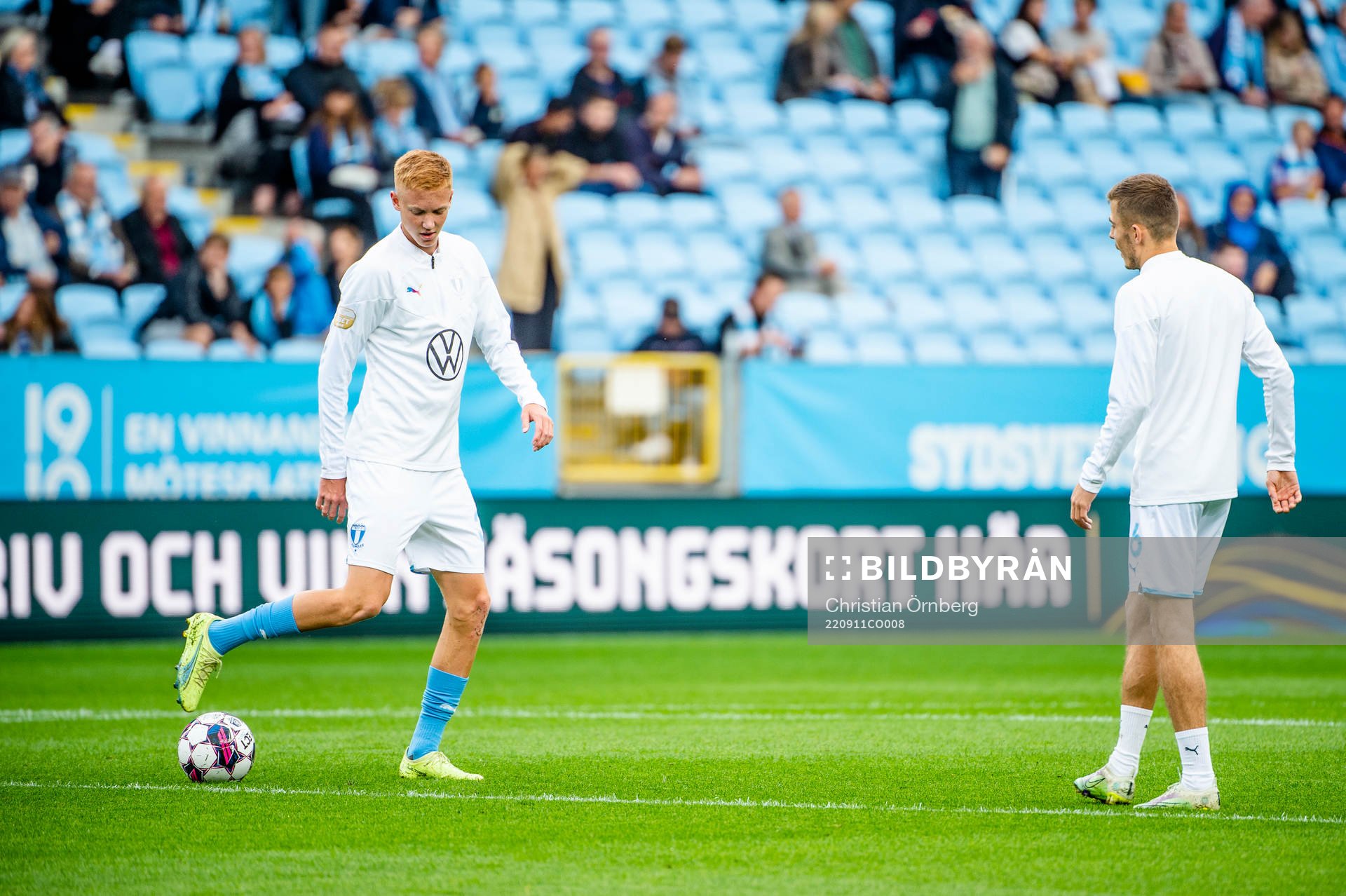 Malmö FFs Hugo Larsson och Patriot Sejdiu  värmer upp