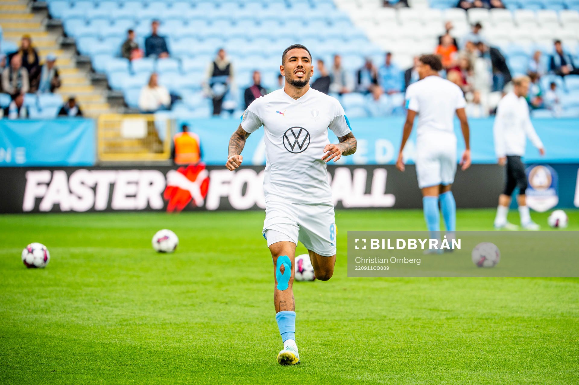Malmö FFs Sergio Pena värmer upp innan fotbollsmatchen i