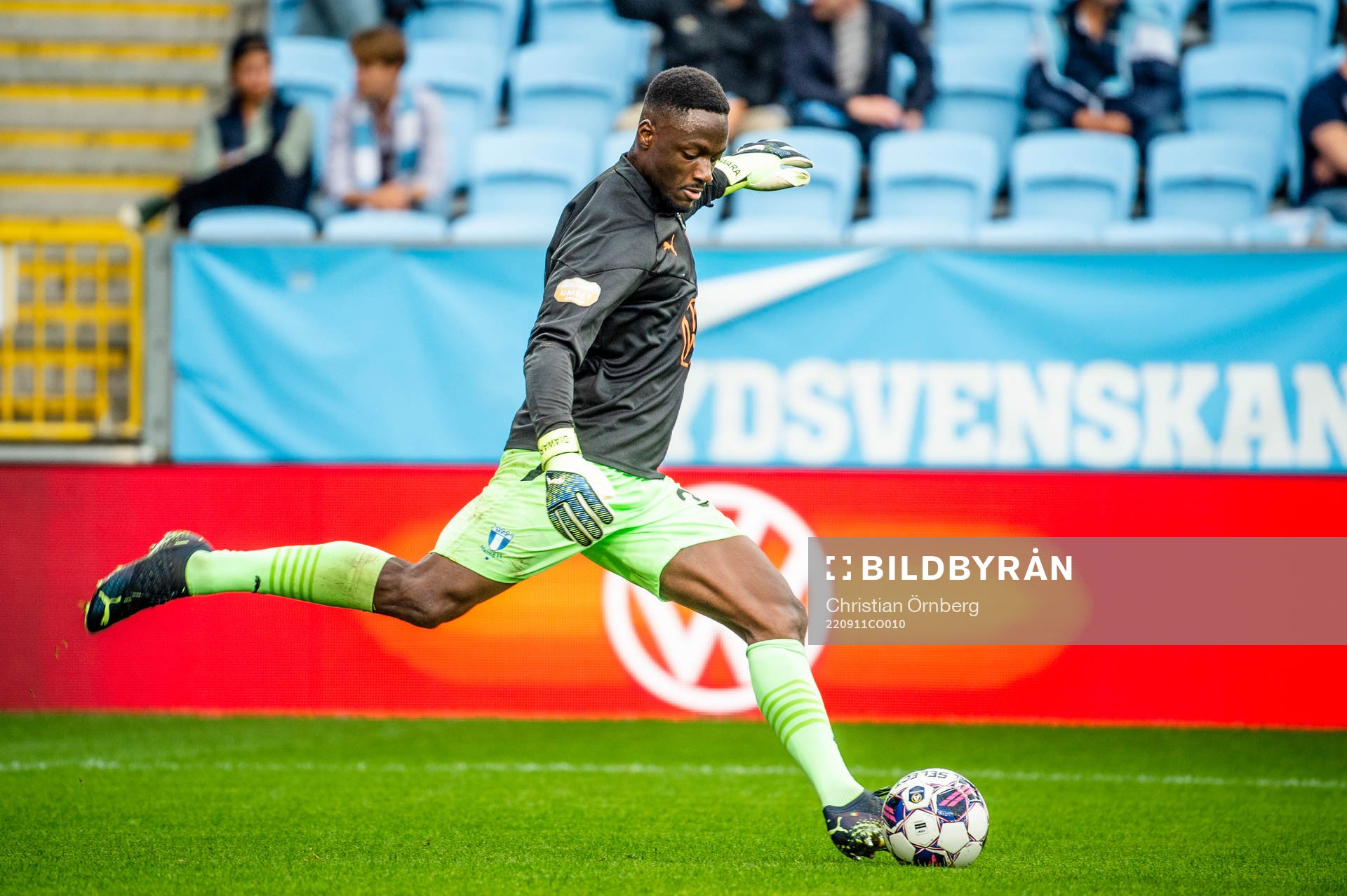 Malmö FFs målvakt Ismael Diawara värmer upp innan
