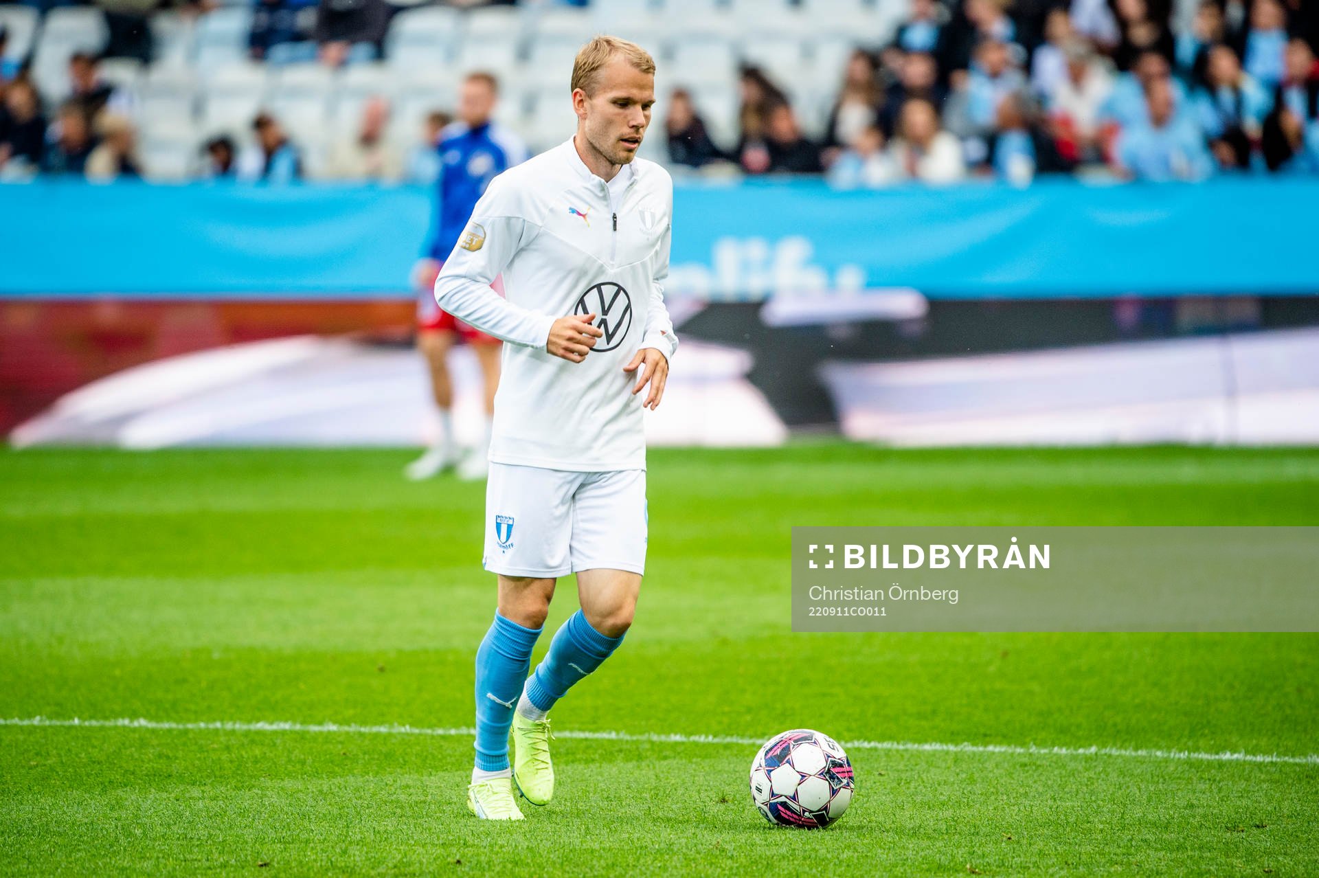 Malmö FFs Oscar Lewicki värmer upp innan fotbollsmatchen