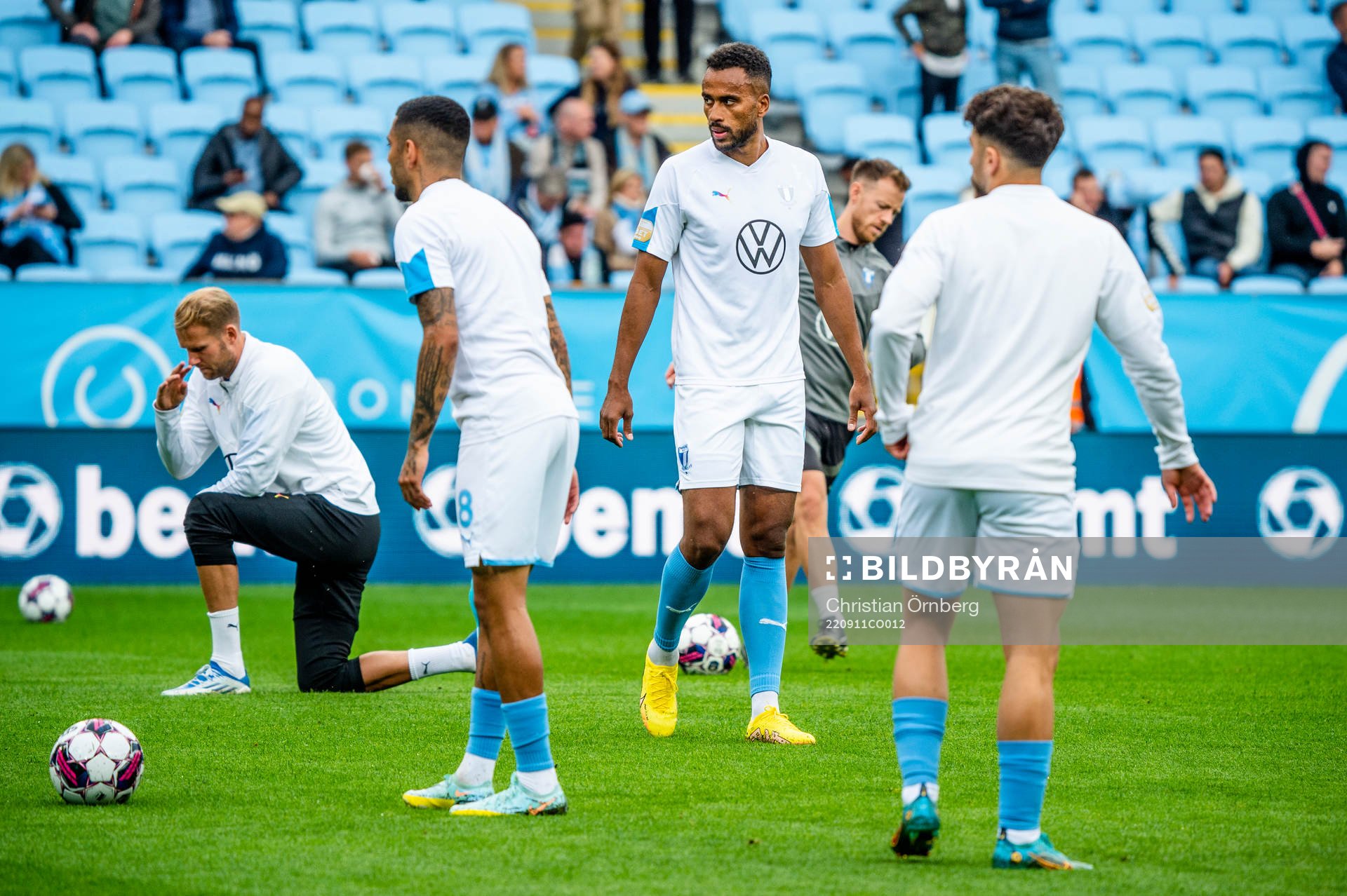 Malmö FFs Isaac Kiese Thelin värmer upp med lagkamraterna