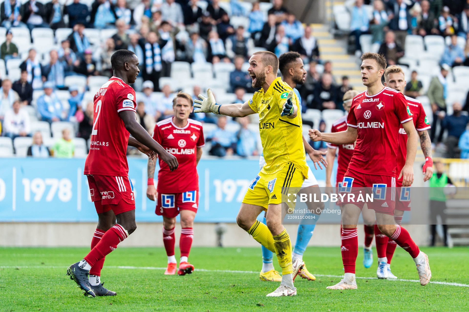 IFK Norrköpings Godswill Ekpolo Egbulu och målvakt Oscar Jansson jublar under fotbollsmatchen i Allsvenskan mellan Malmö FF och IFK Norrköping den 11 september 2022 i Malmö.