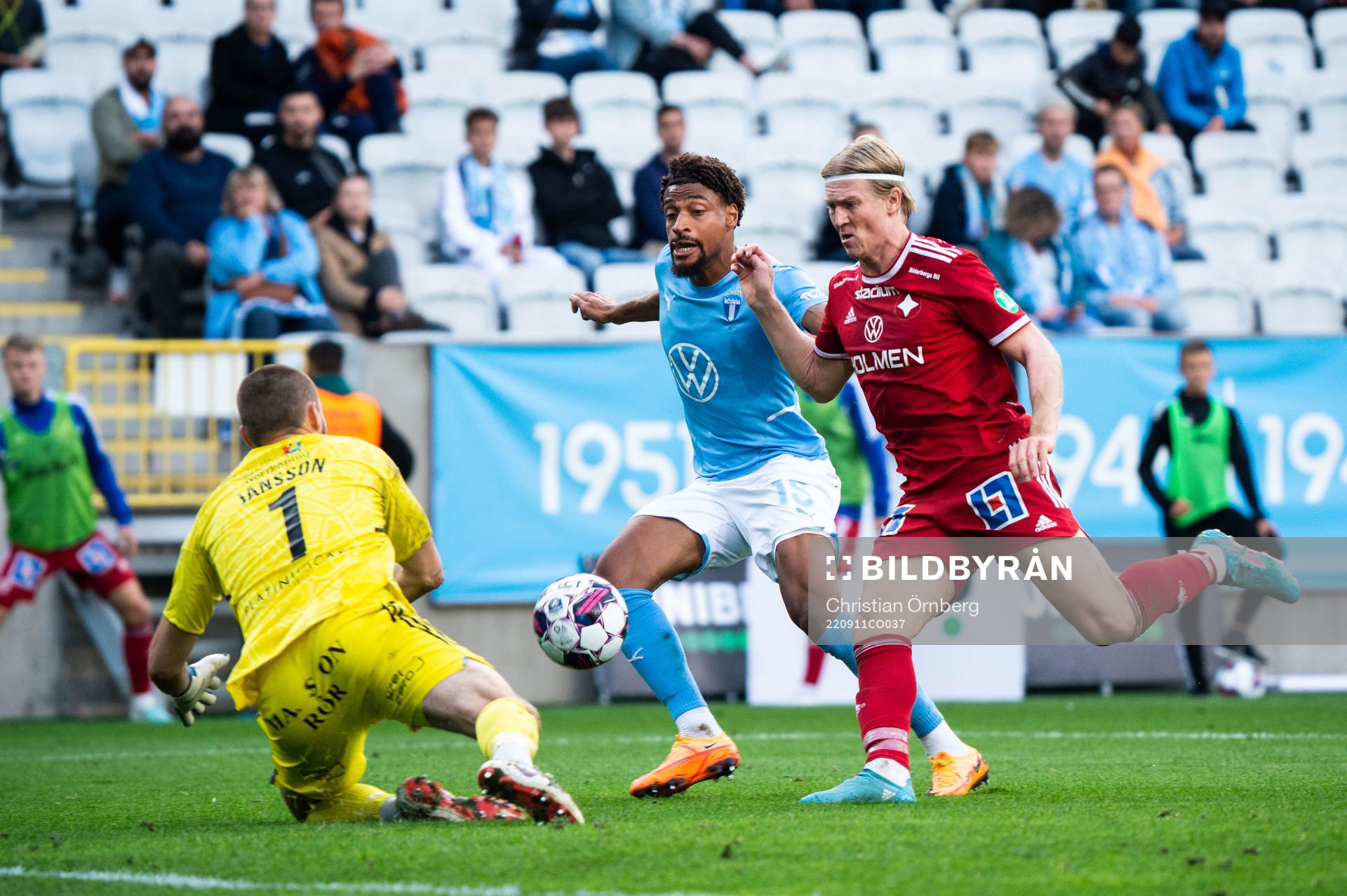 Malmö FFs Joseph Ceesay och IFK Norrköpings målvakt Oscar Jansson och Daniel Fritz Eid under fotbollsmatchen i Allsvenskan mellan Malmö FF och IFK Norrköping den 11 september 2022 i Malmö.