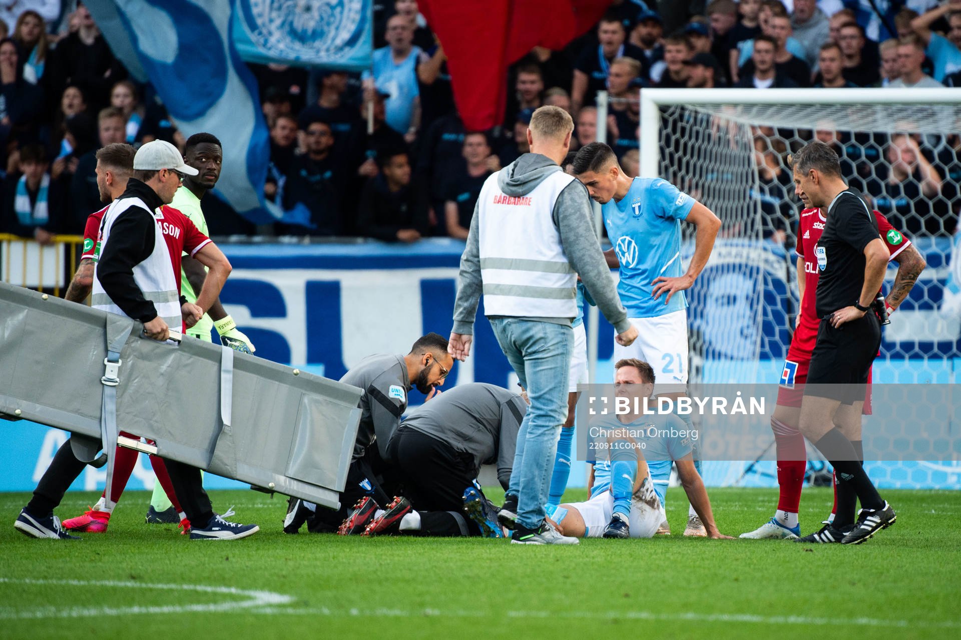 Malmö FFs Niklas Moisander har ont och får vård