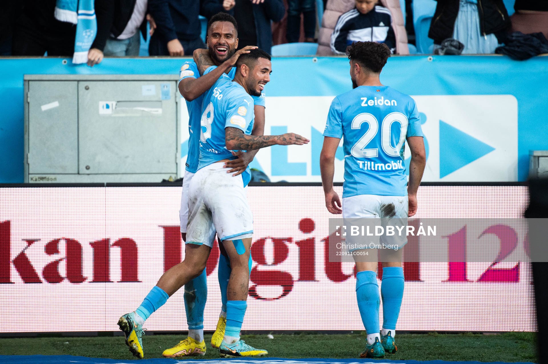 Malmö FFs Isaac Kiese Thelin jublar med Sergio Pena och