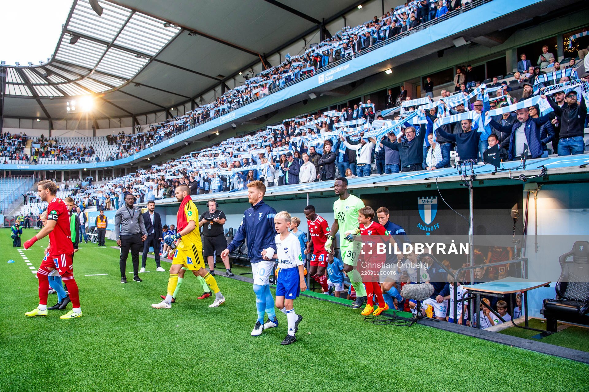 Spelarna kommer in på Eleda stadion innan fotbollsmatchen
