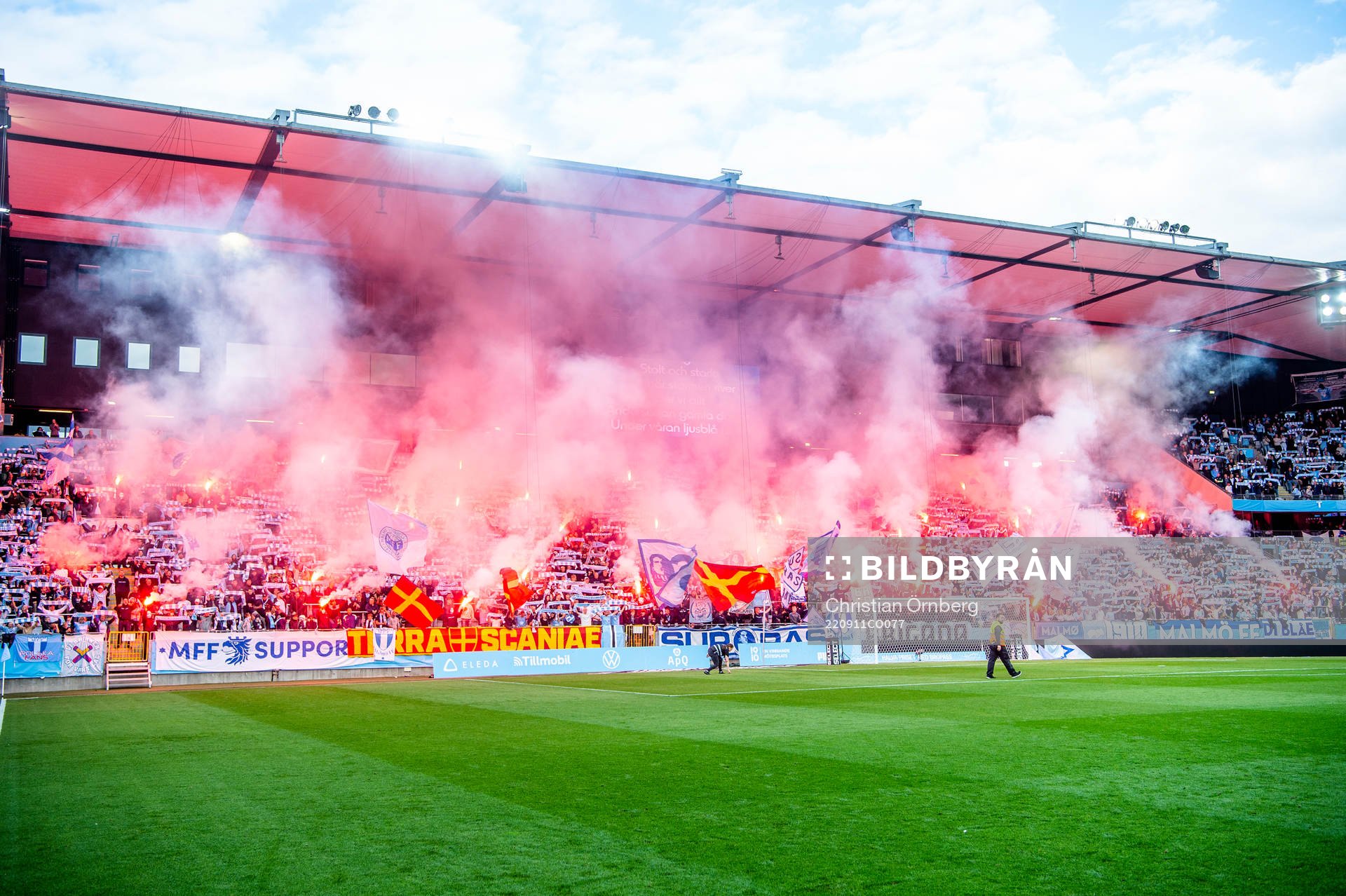 Bengaliska eldar på Eleda stadion innan fotbollsmatchen i