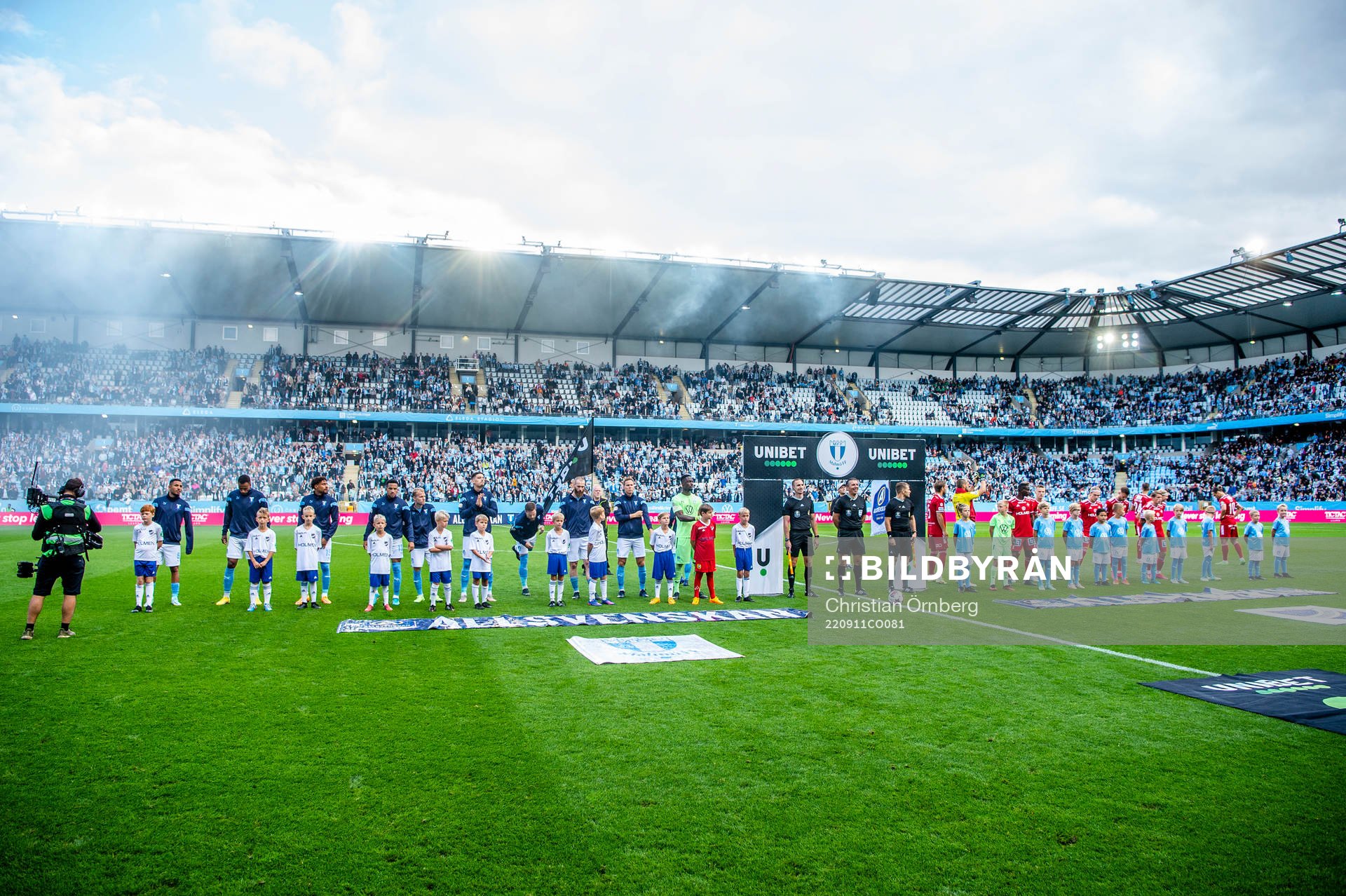 Spelarna ställer upp på Eleda stadion innan