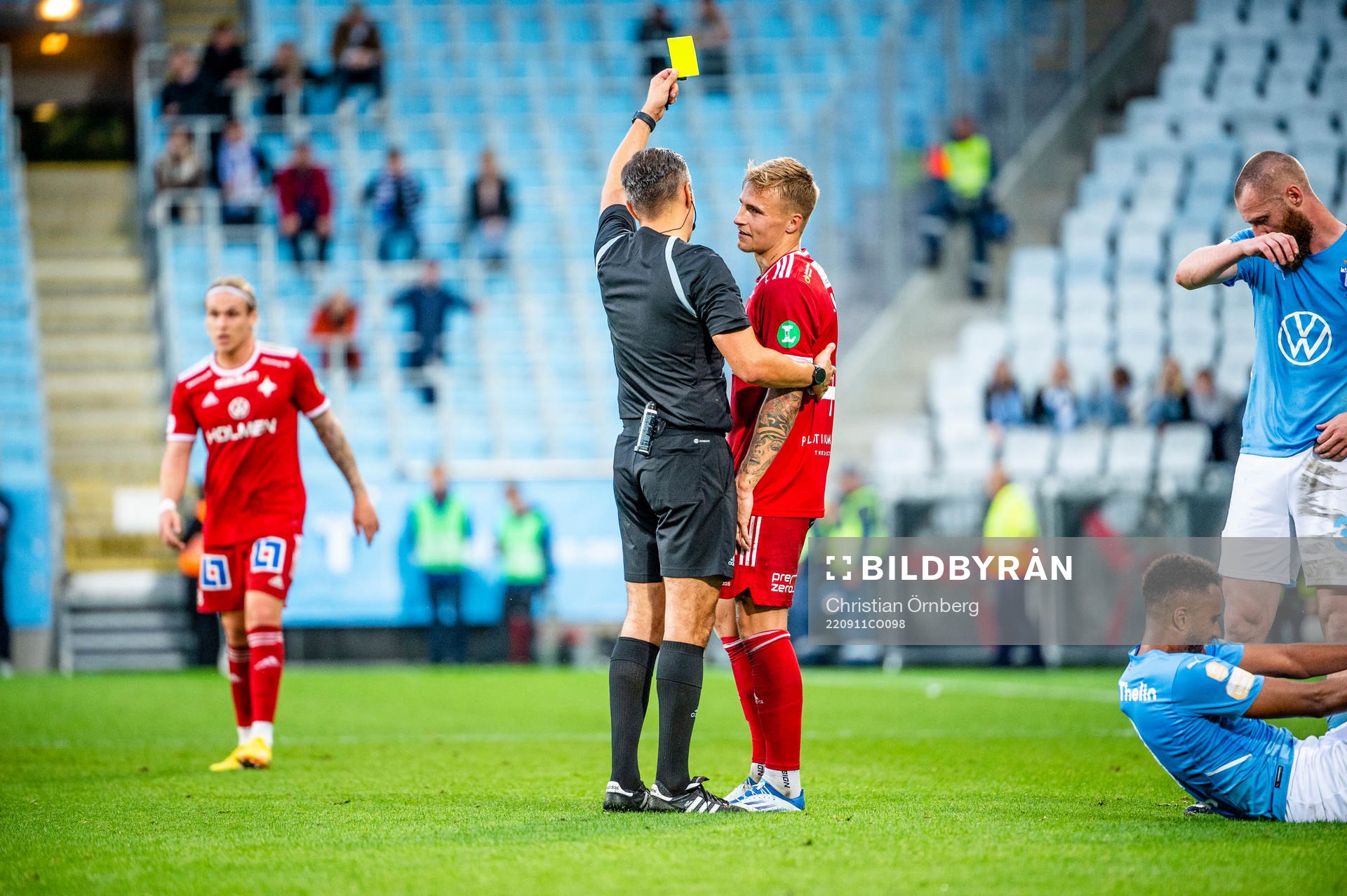 Domare Bojan Pandzic ger IFK Norrköpings Marco Lund