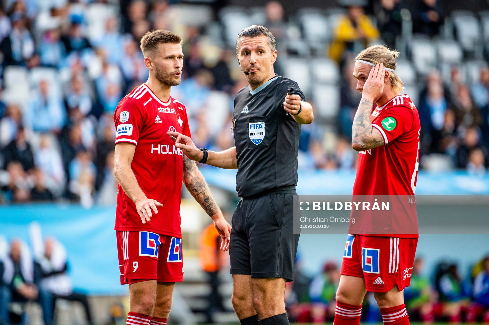 Domare Bojan Pandzic och IFK Norrköpings Arnór Traustason