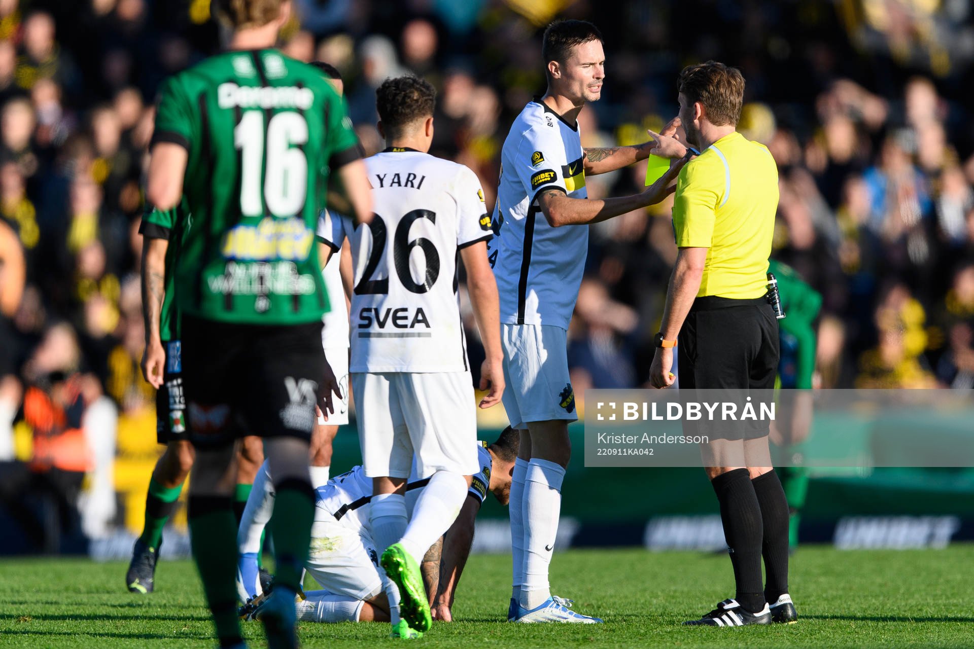 s Mikael Lustig i diskussion med domare Joakim Östling