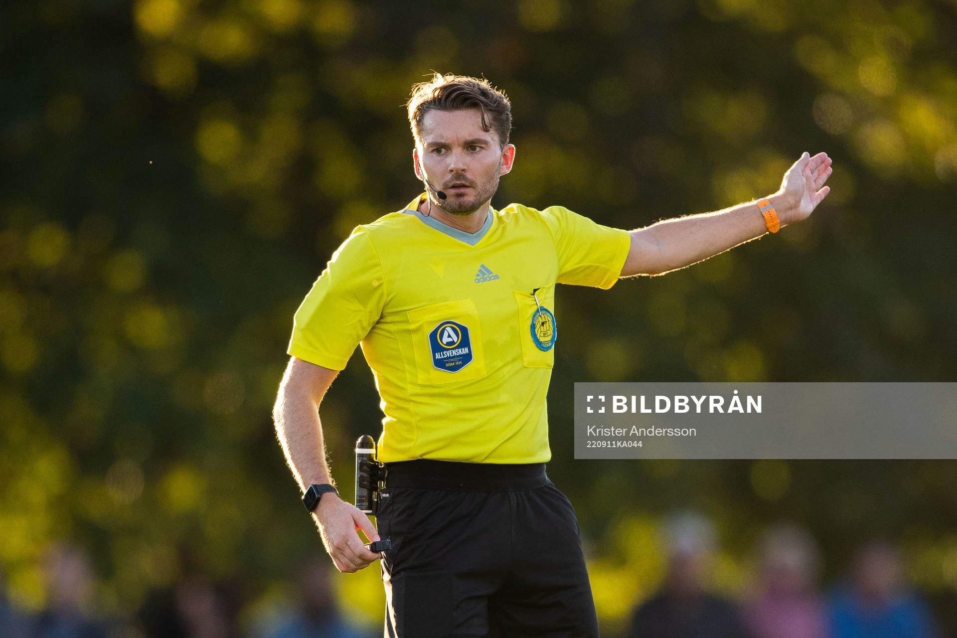 Varbergs Domare Joakim Östling under fotbollsmatchen i Allsvenskan mellan Varberg och AIK den 11 september 2022 i Varberg. 