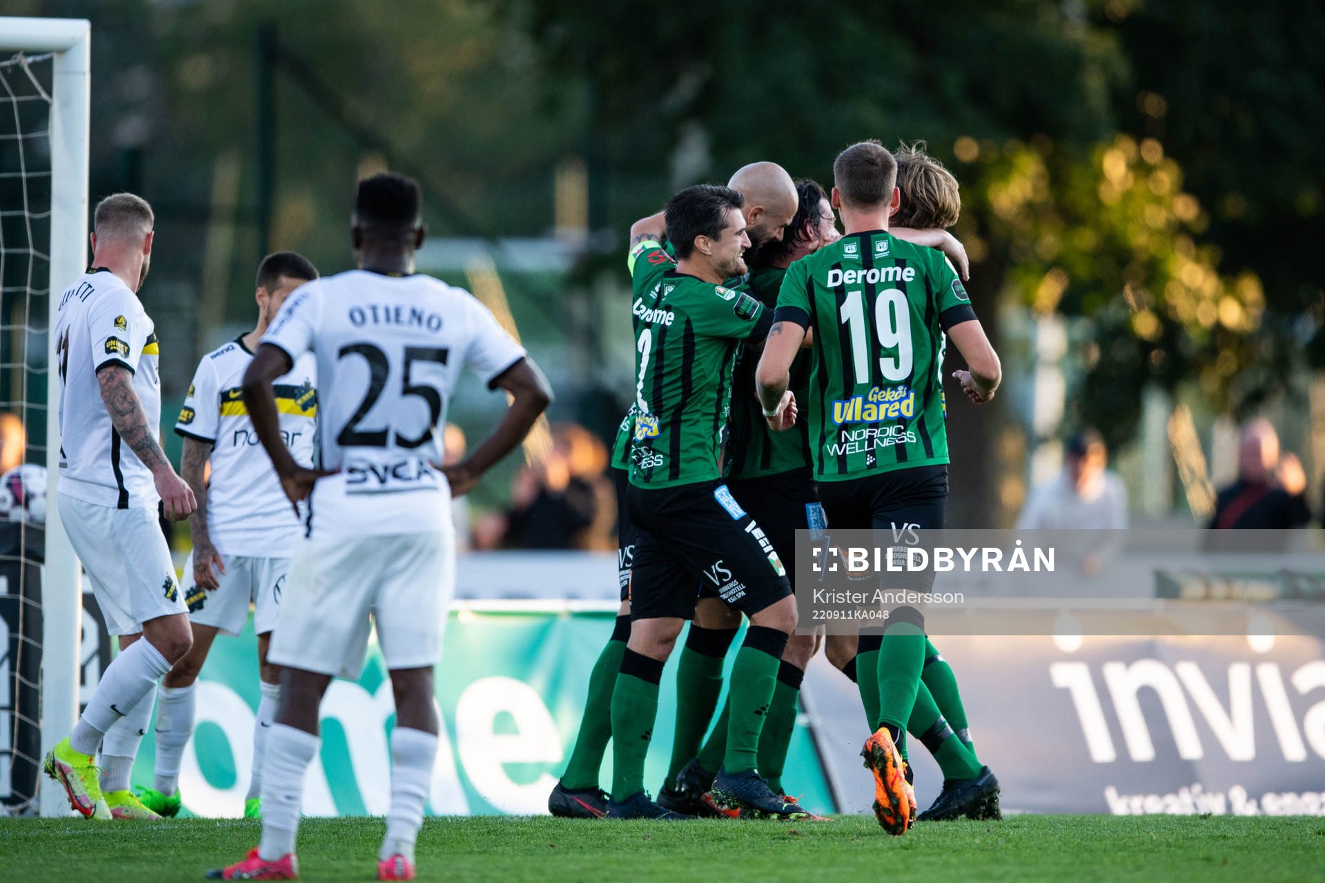 Varbergs Robin Tranberg jublar med lagkamrater